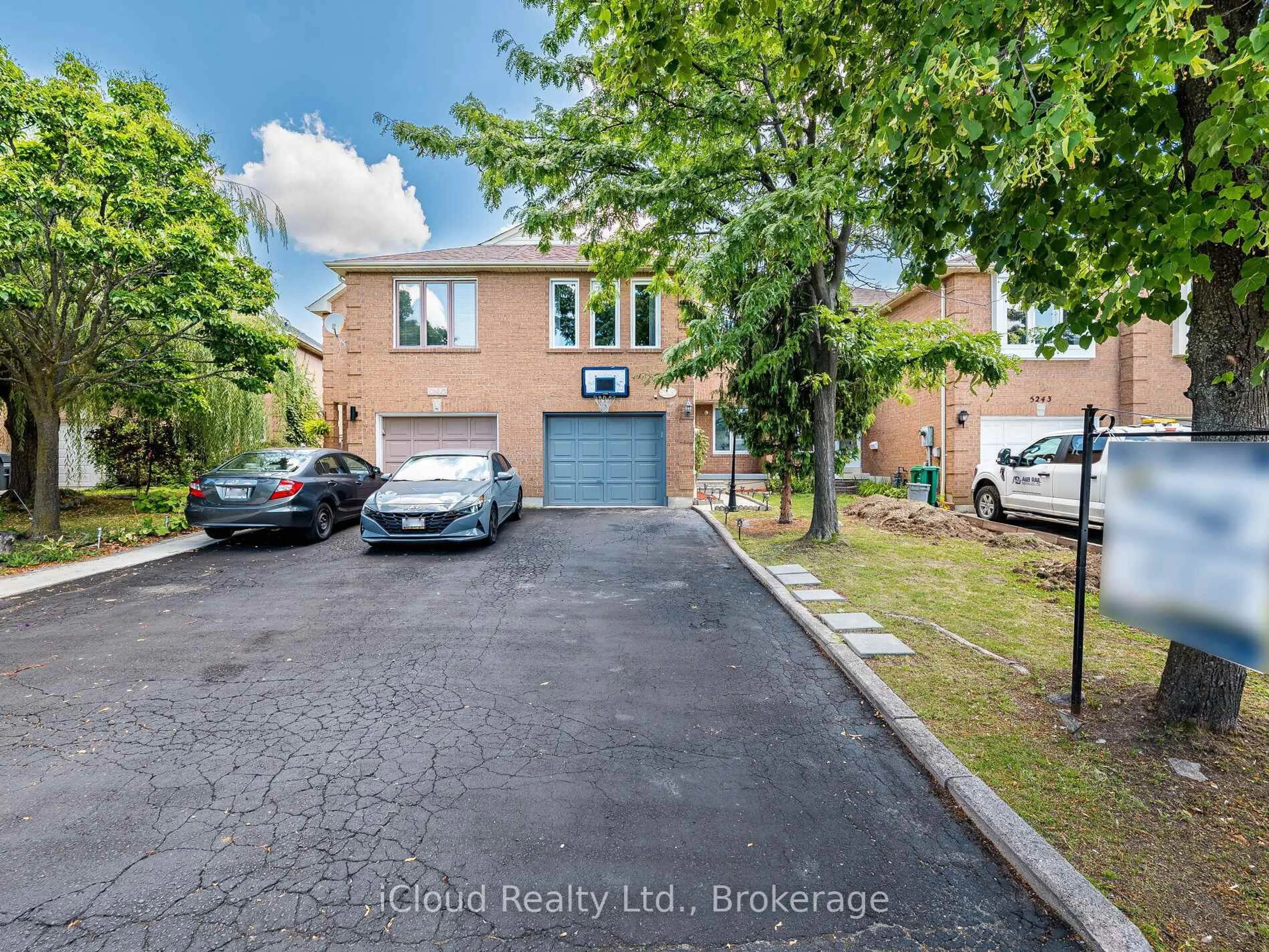 A pic from outside/outdoor area/front of a property/back of a property/a pic from drone, street for 5245 Cinnamon Rd, Mississauga Ontario L5V 1T3