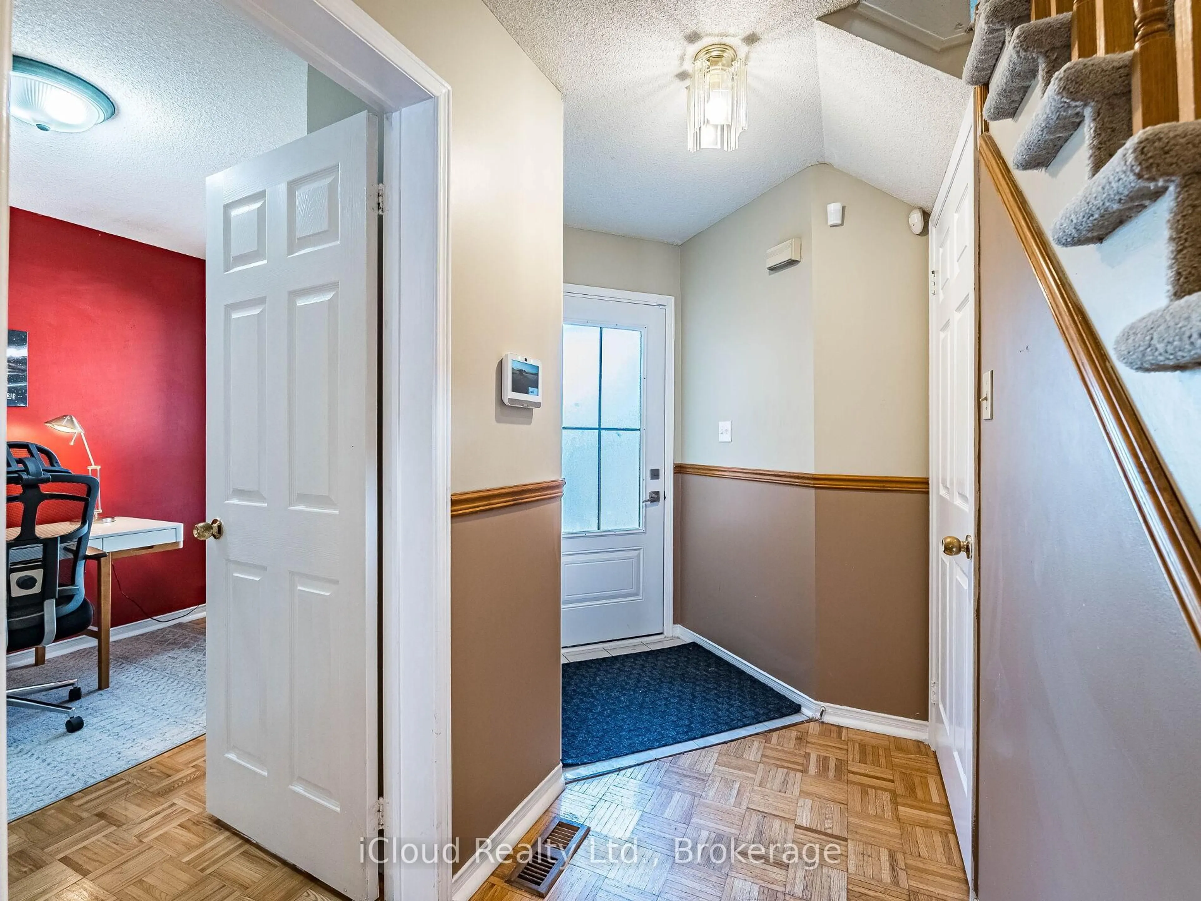 Indoor entryway for 5245 Cinnamon Rd, Mississauga Ontario L5V 1T3