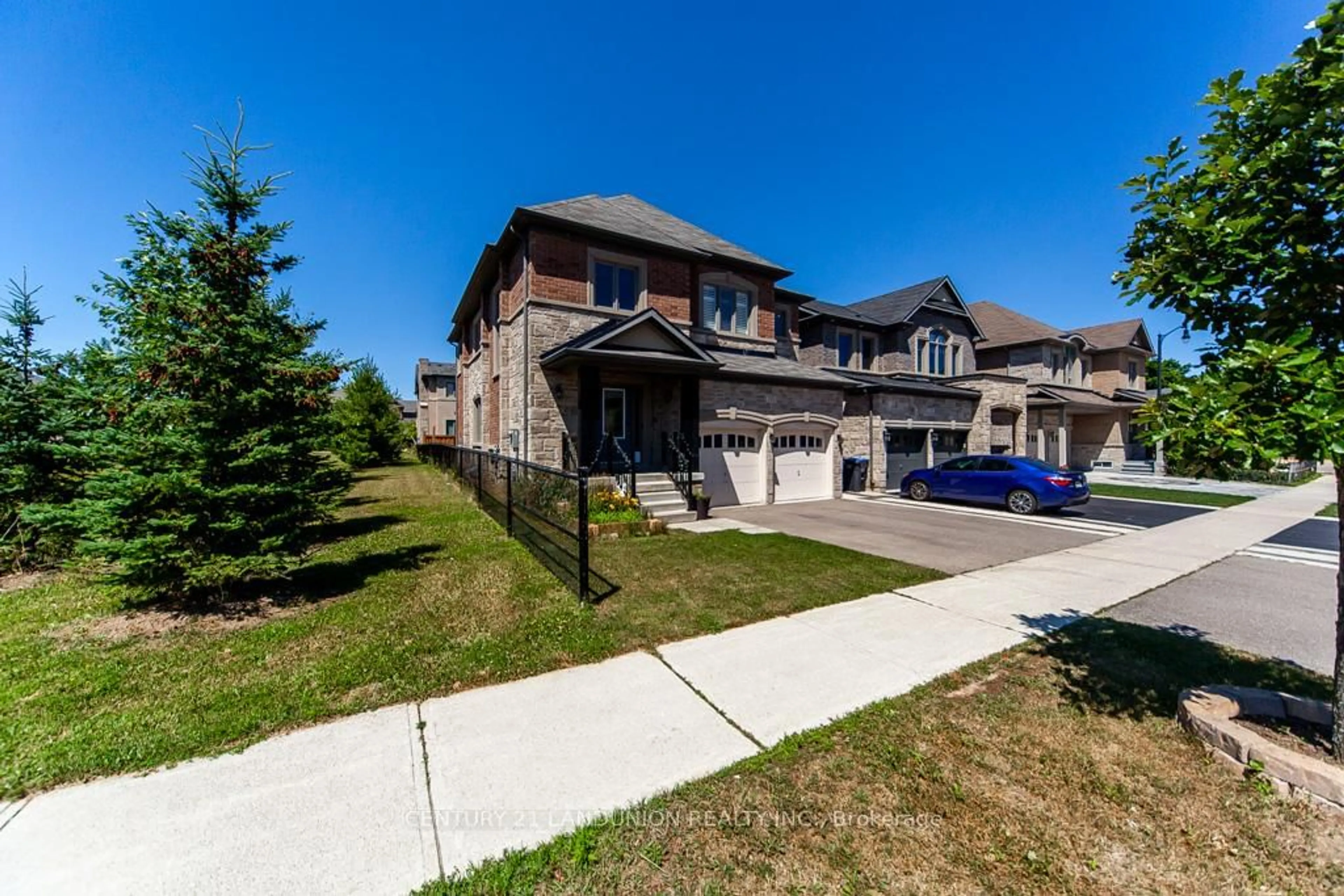 A pic from outside/outdoor area/front of a property/back of a property/a pic from drone, street for 70 Prairie Creek Cres, Brampton Ontario L6Y 6C9