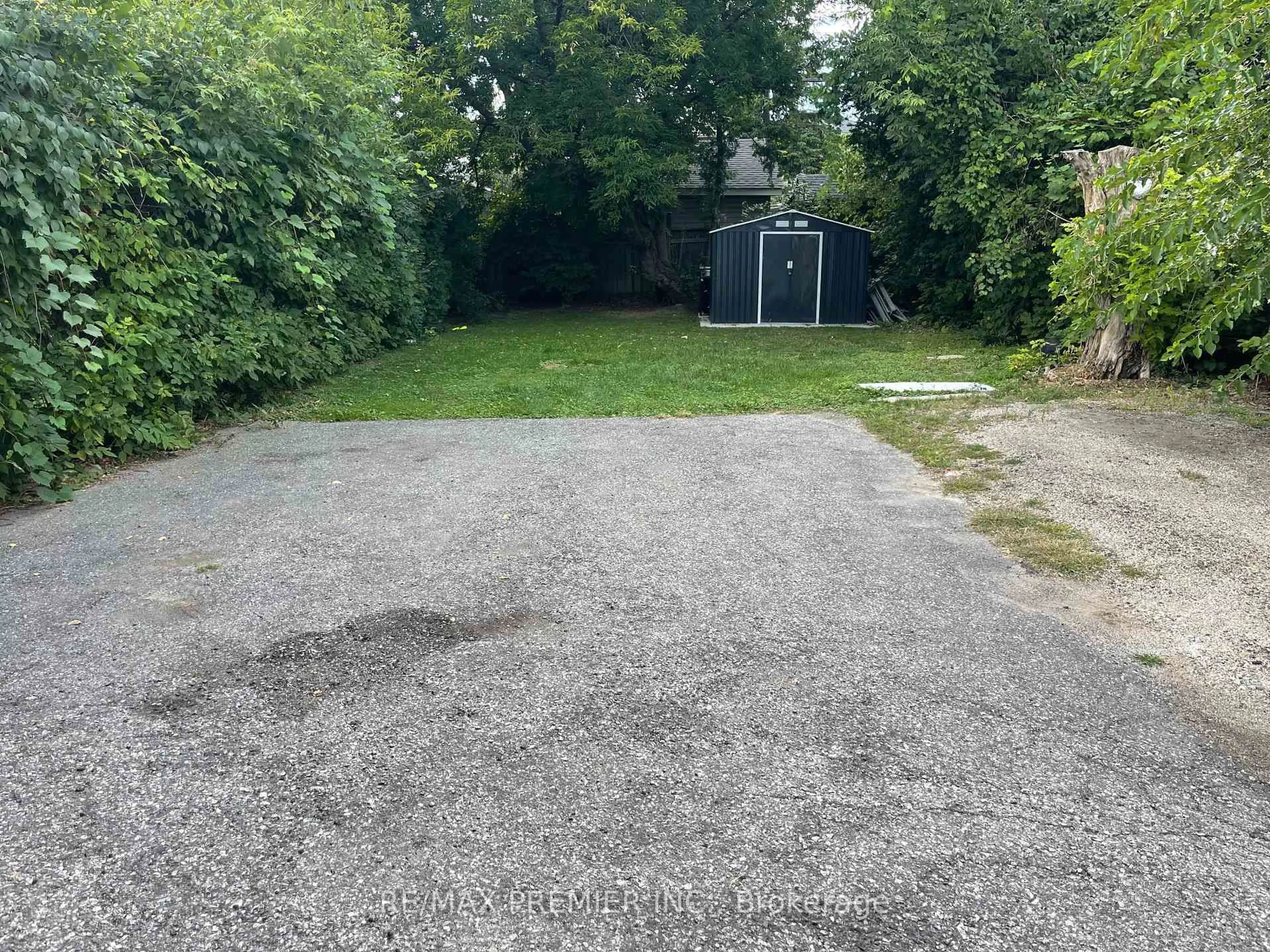 A pic from outside/outdoor area/front of a property/back of a property/a pic from drone, street for 624 McRoberts Ave, Toronto Ontario M6E 4R7