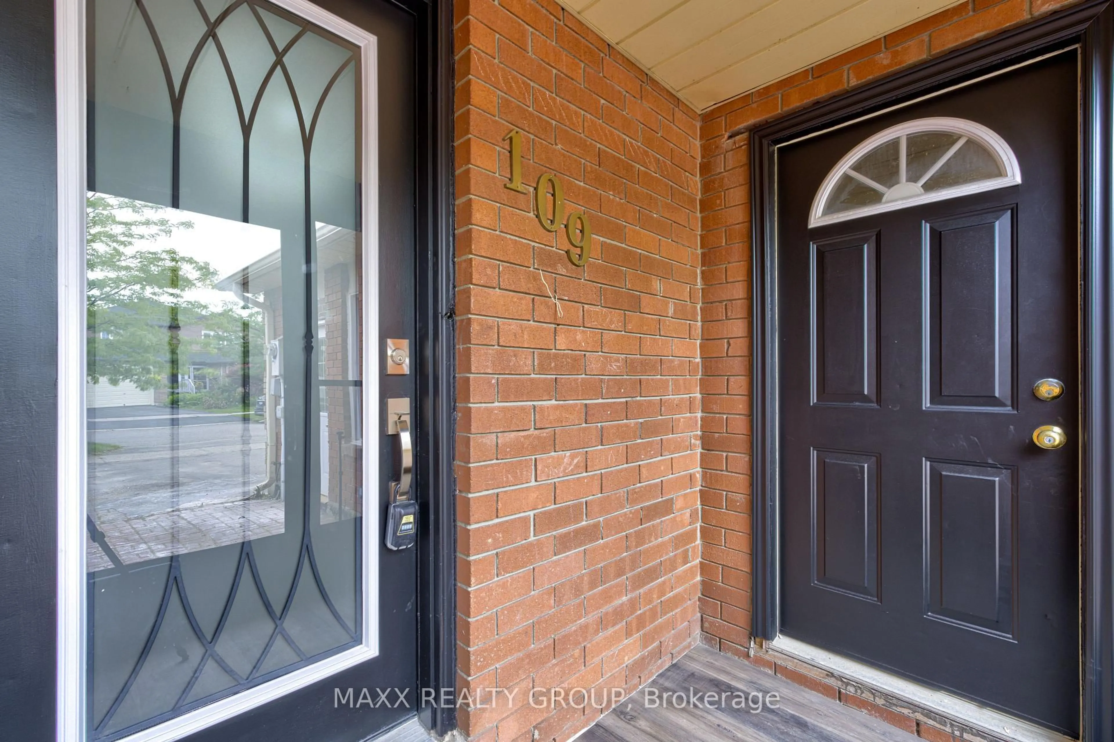 Indoor entryway for 109 Woodsend Ru, Brampton Ontario L6Y 4H7