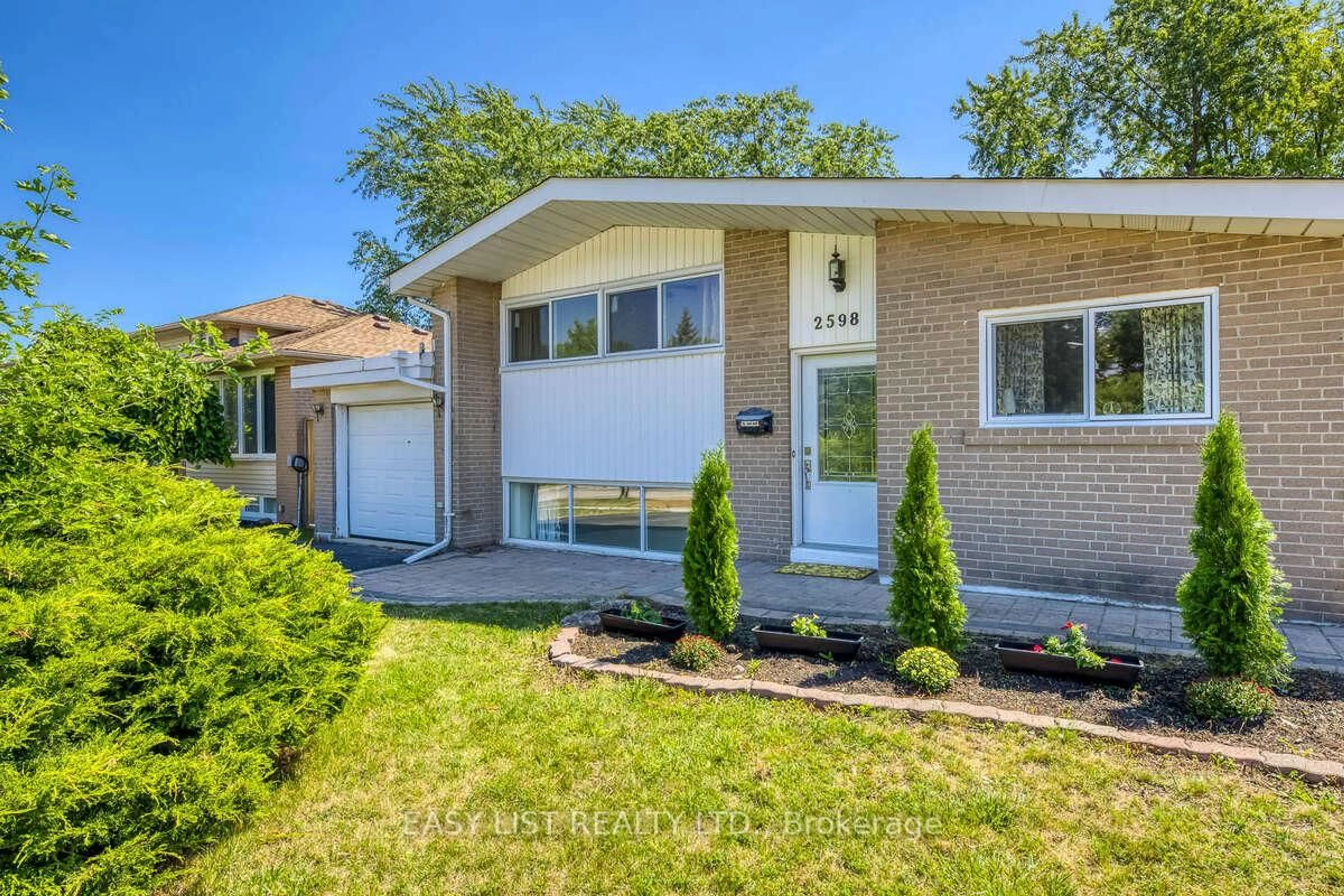 Home with brick exterior material, street for 2598 Chalkwell Clse, Mississauga Ontario L5J 2B9