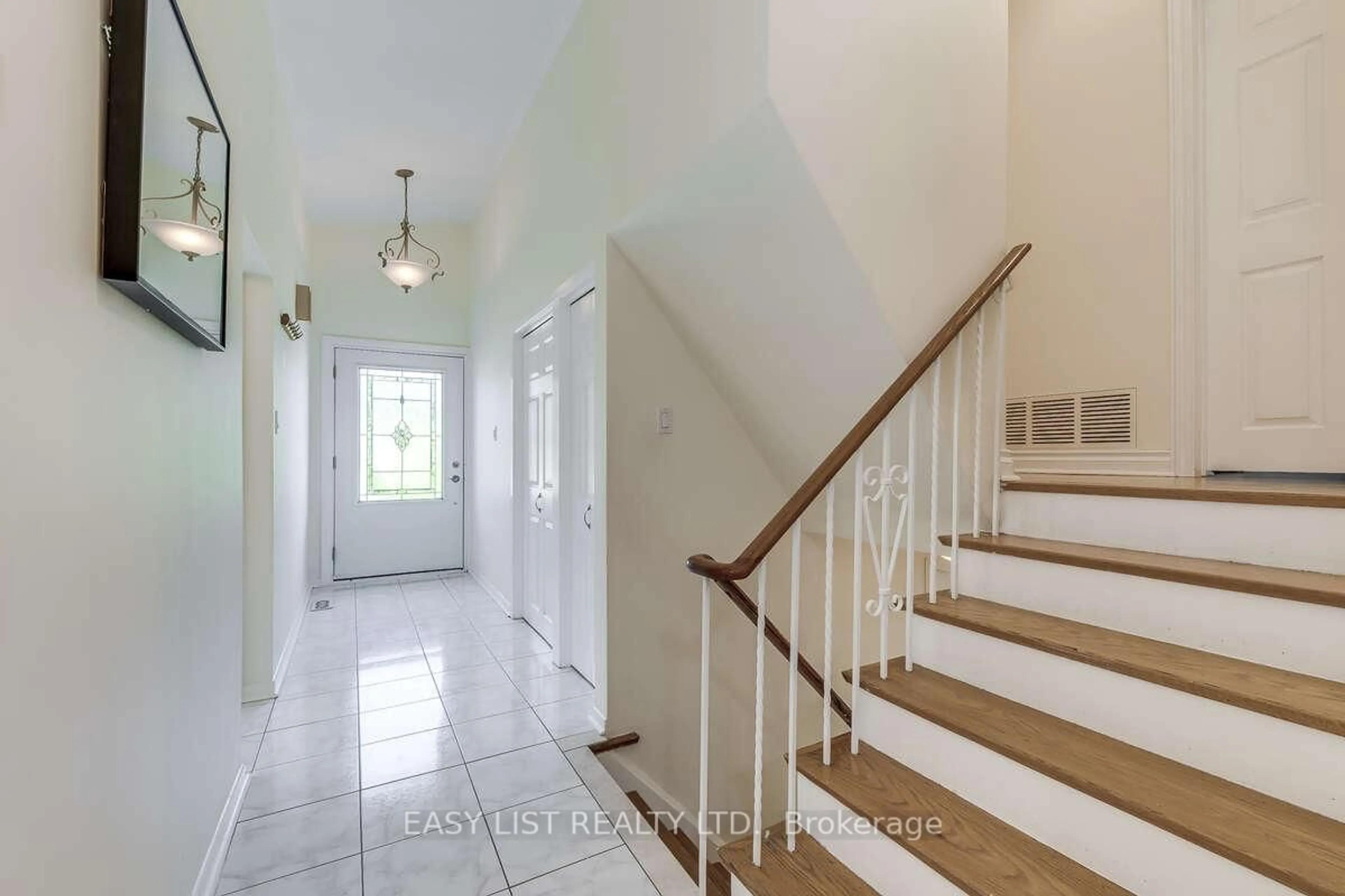 Indoor entryway for 2598 Chalkwell Clse, Mississauga Ontario L5J 2B9