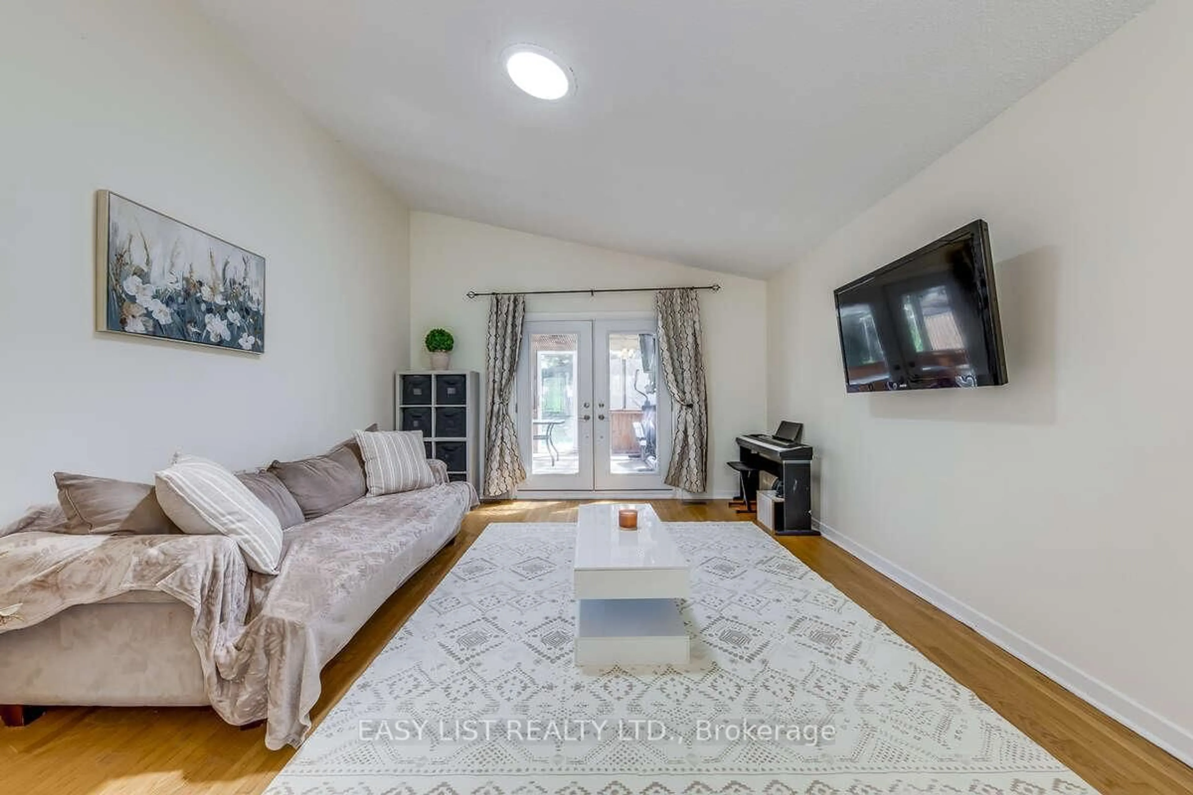 Living room with furniture, unknown for 2598 Chalkwell Clse, Mississauga Ontario L5J 2B9