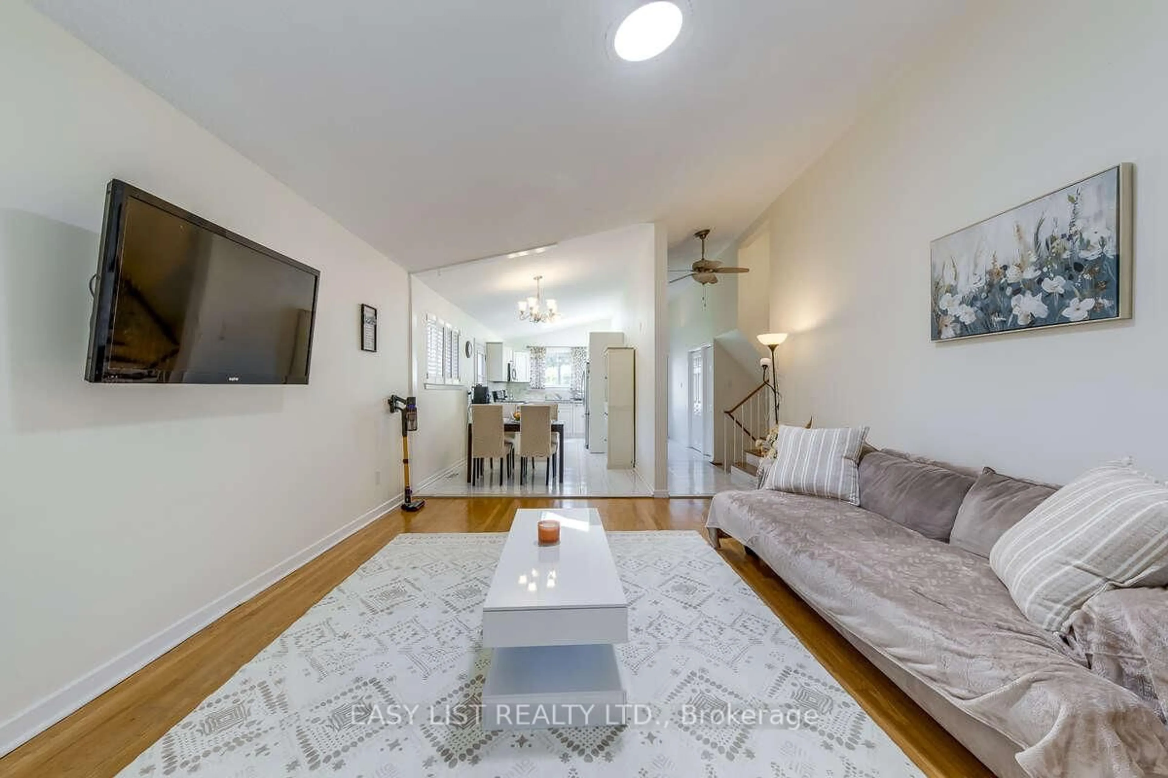 Living room with furniture, unknown for 2598 Chalkwell Clse, Mississauga Ontario L5J 2B9