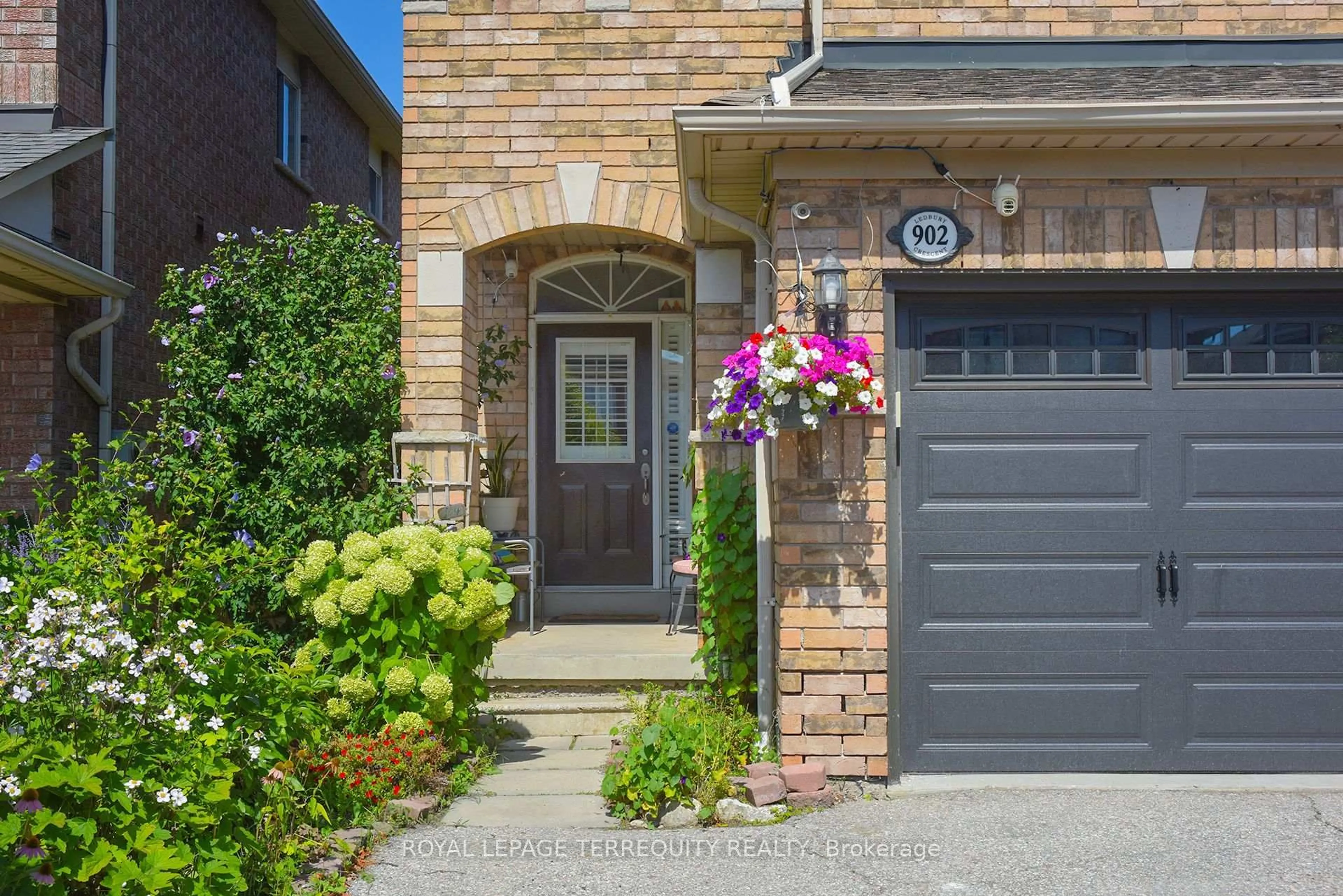 Home with brick exterior material, street for 902 Ledbury Cres, Mississauga Ontario L5V 2P8