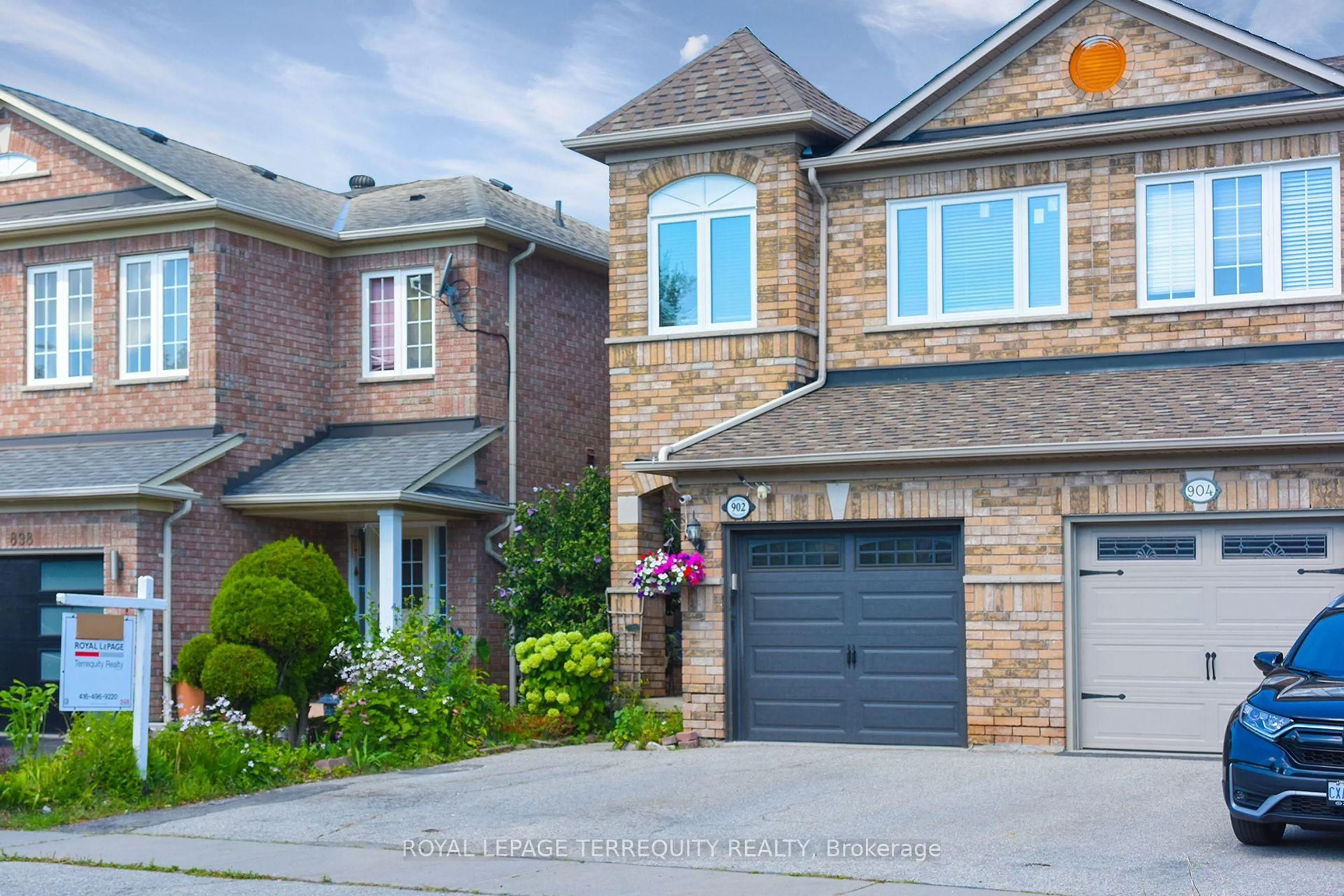 Home with brick exterior material, street for 902 Ledbury Cres, Mississauga Ontario L5V 2P8