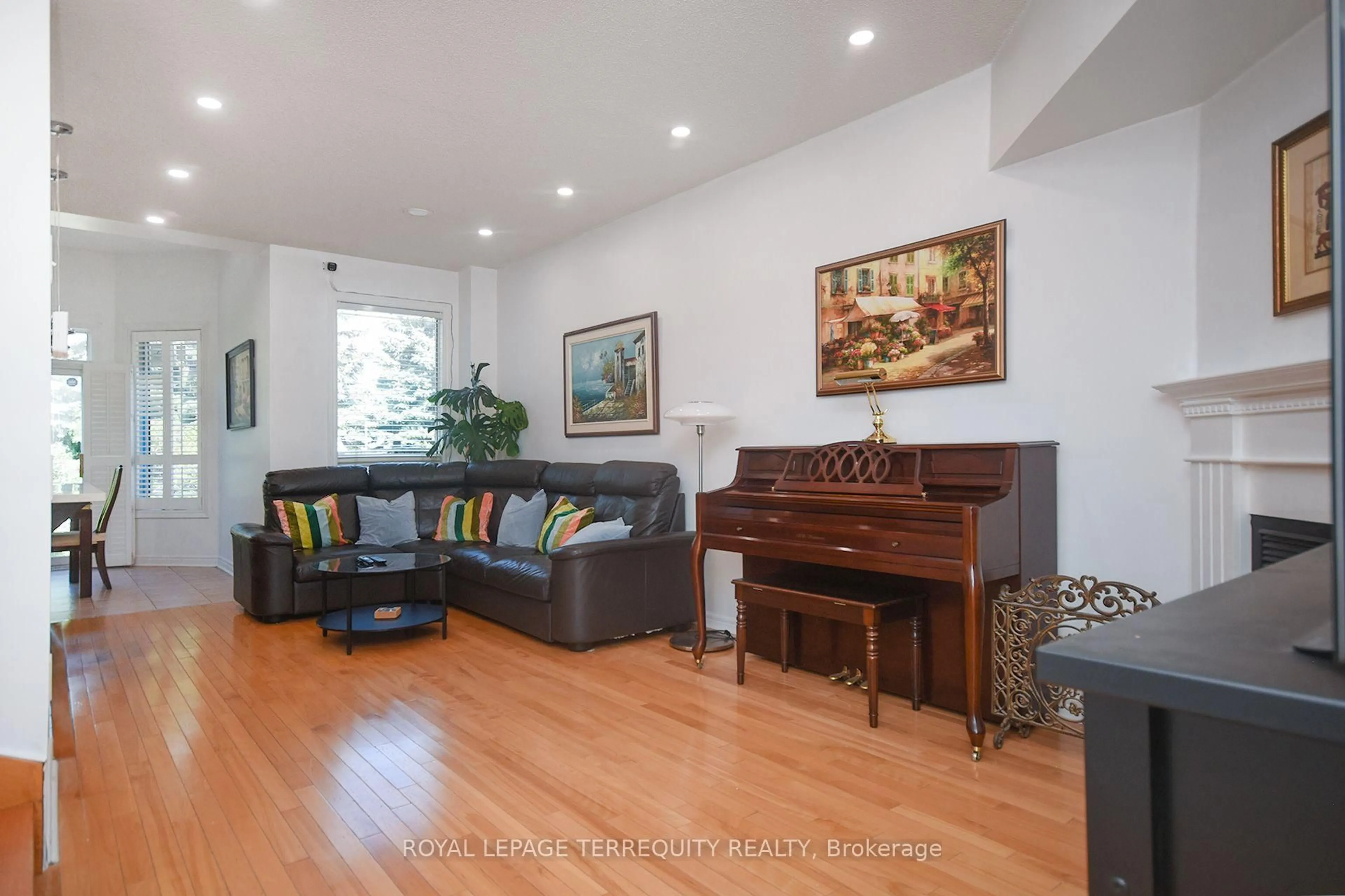 Living room with furniture, wood/laminate floor for 902 Ledbury Cres, Mississauga Ontario L5V 2P8