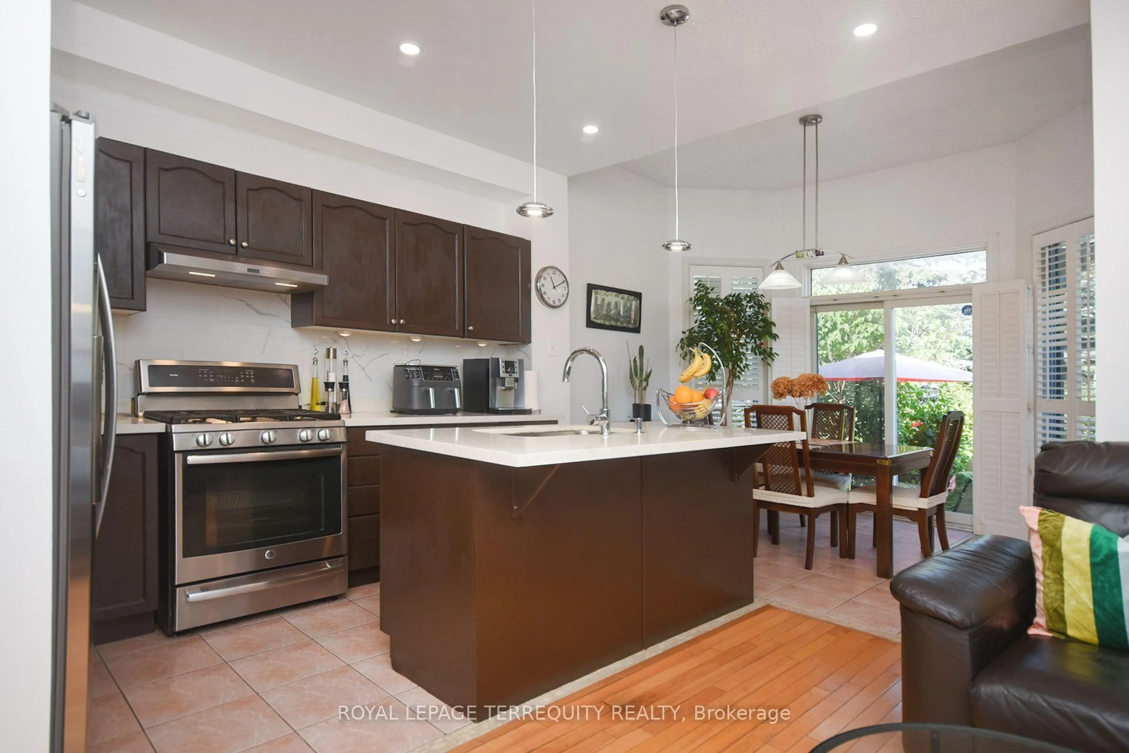 Open concept kitchen, ceramic/tile floor for 902 Ledbury Cres, Mississauga Ontario L5V 2P8