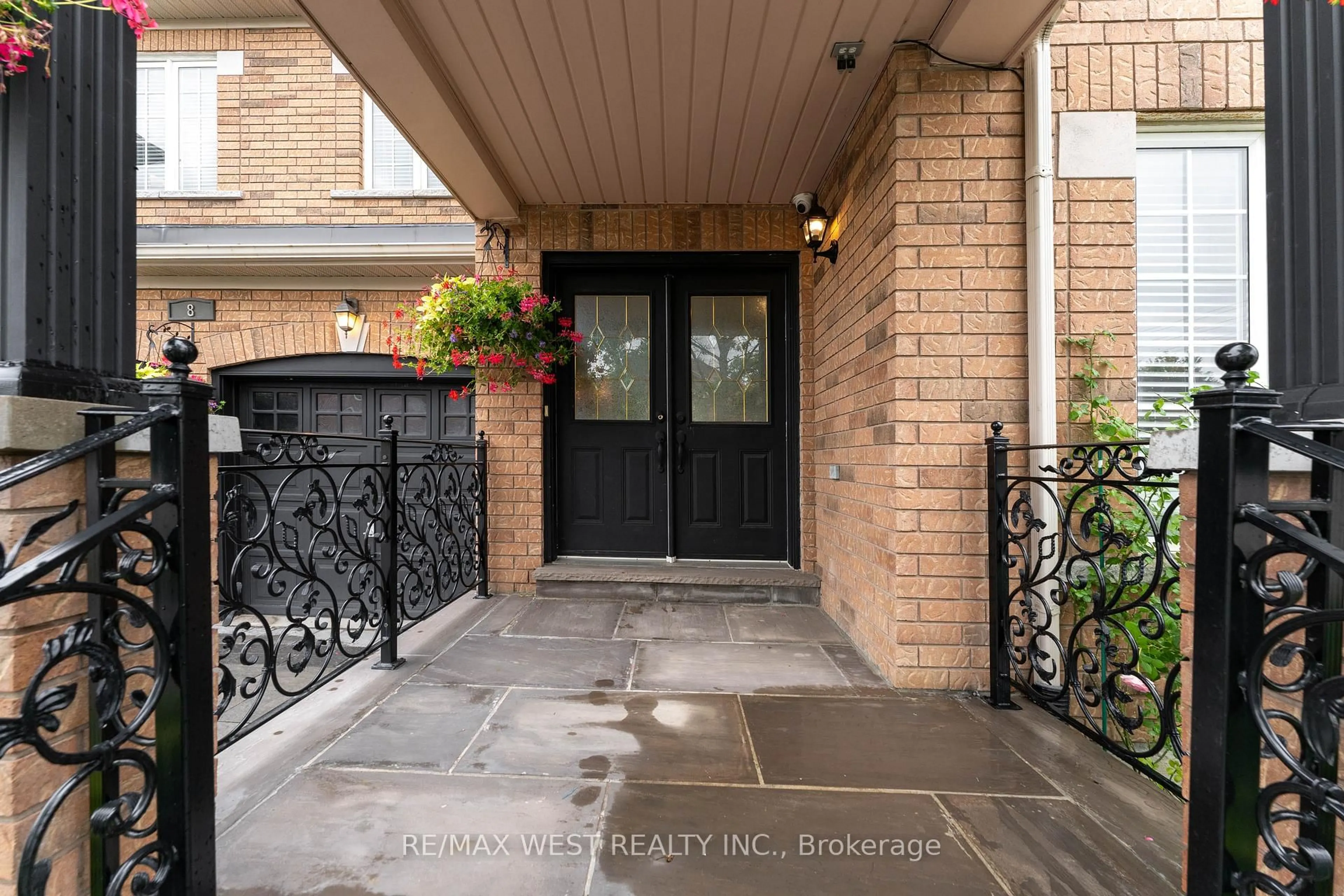 Indoor entryway for 8 Yellow Avens Blvd, Brampton Ontario L6R 0K5