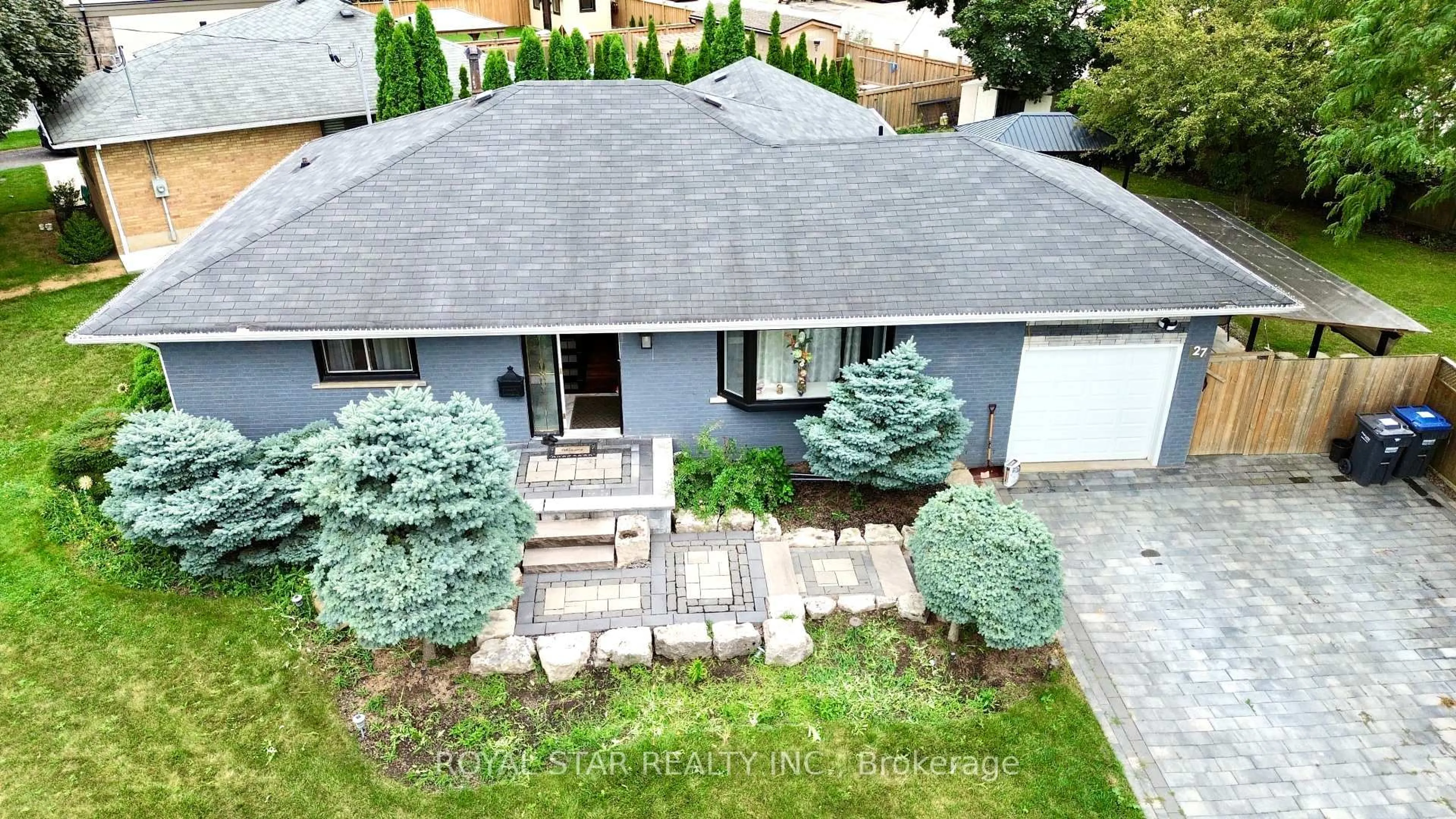 A pic from outside/outdoor area/front of a property/back of a property/a pic from drone, street for 27 Matlock Ave, Mississauga Ontario L5N 2P7