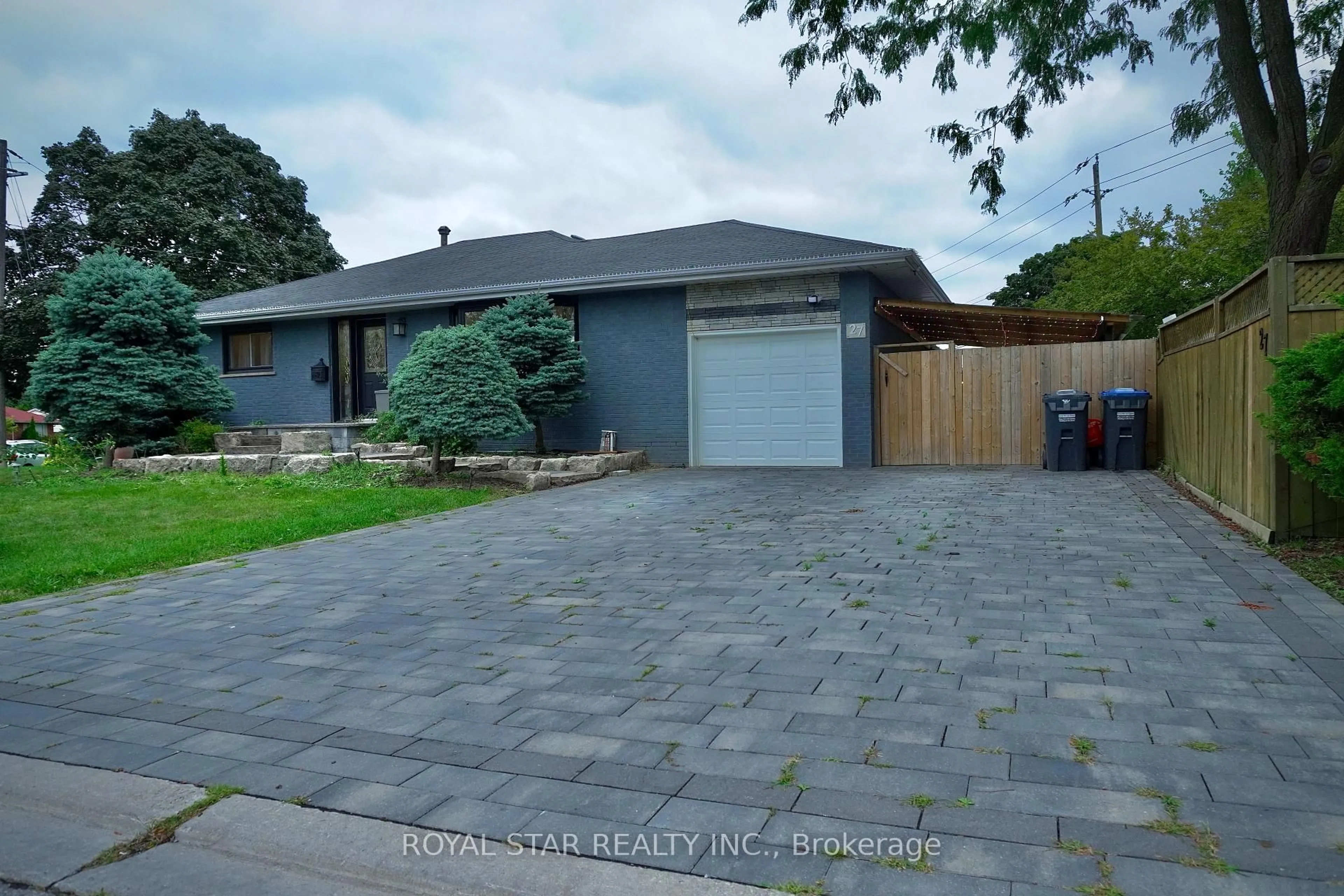 A pic from outside/outdoor area/front of a property/back of a property/a pic from drone, street for 27 Matlock Ave, Mississauga Ontario L5N 2P7