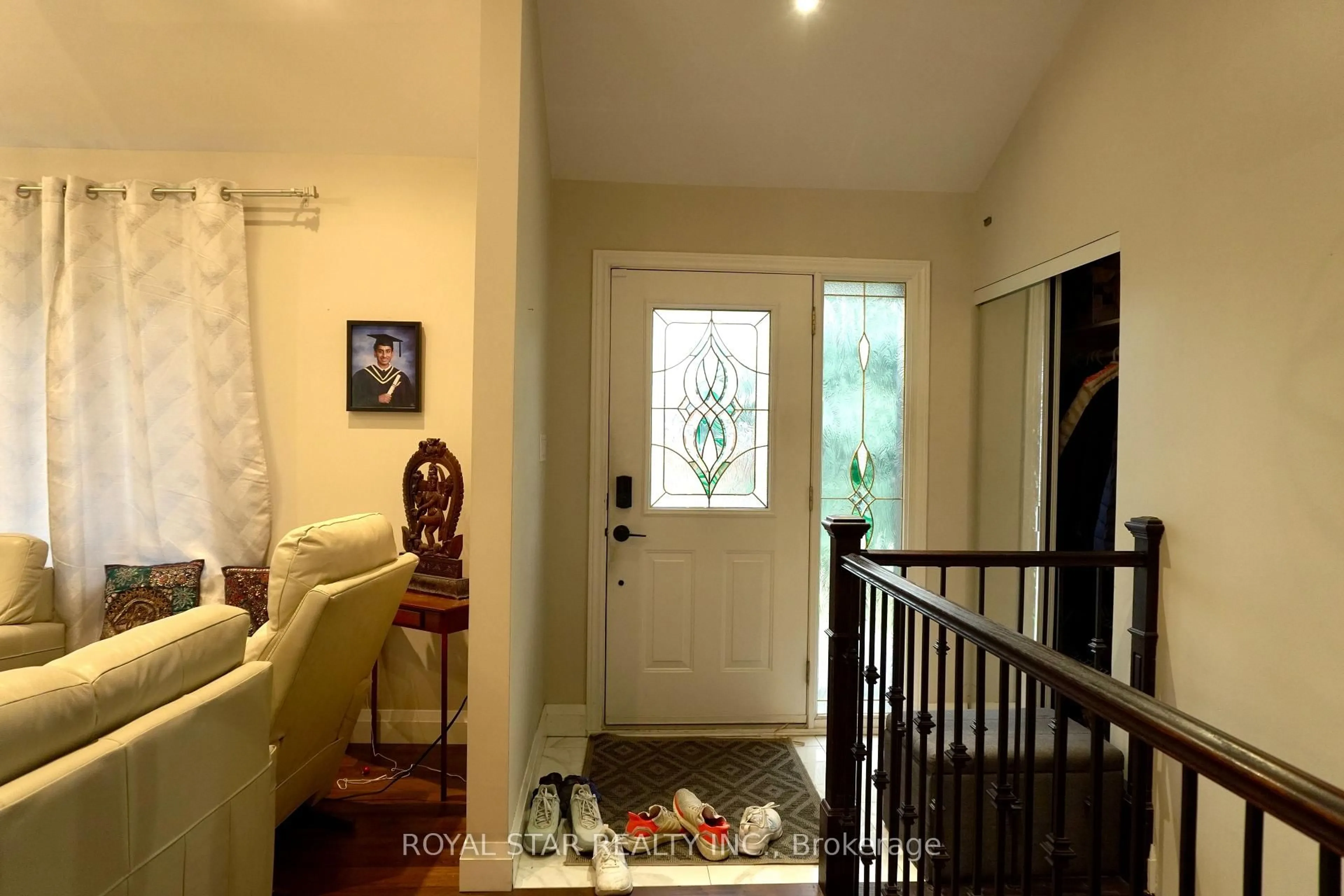 Indoor foyer for 27 Matlock Ave, Mississauga Ontario L5N 2P7