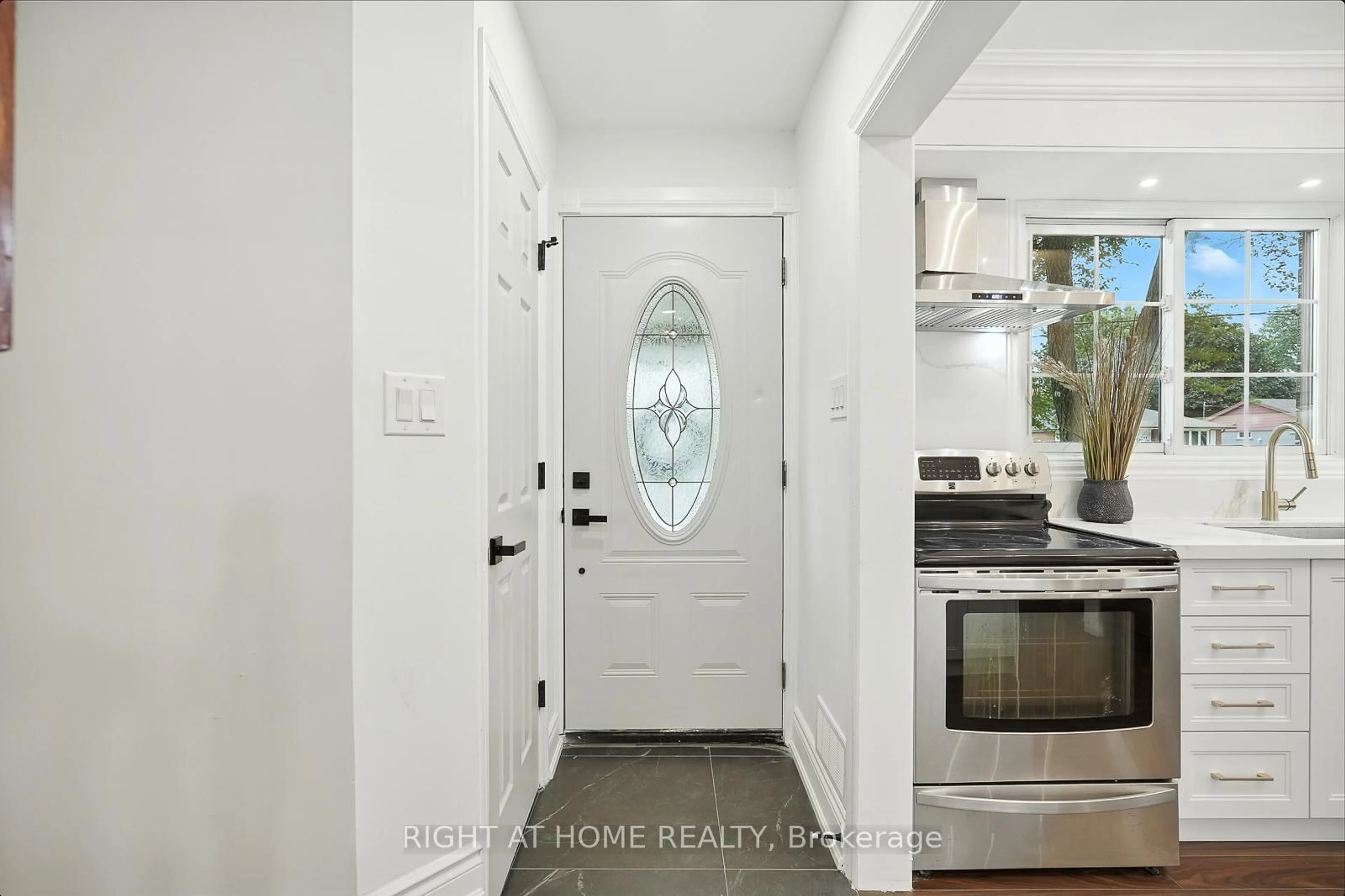 Indoor entryway for 413 Enfield Rd, Burlington Ontario L7T 2X5