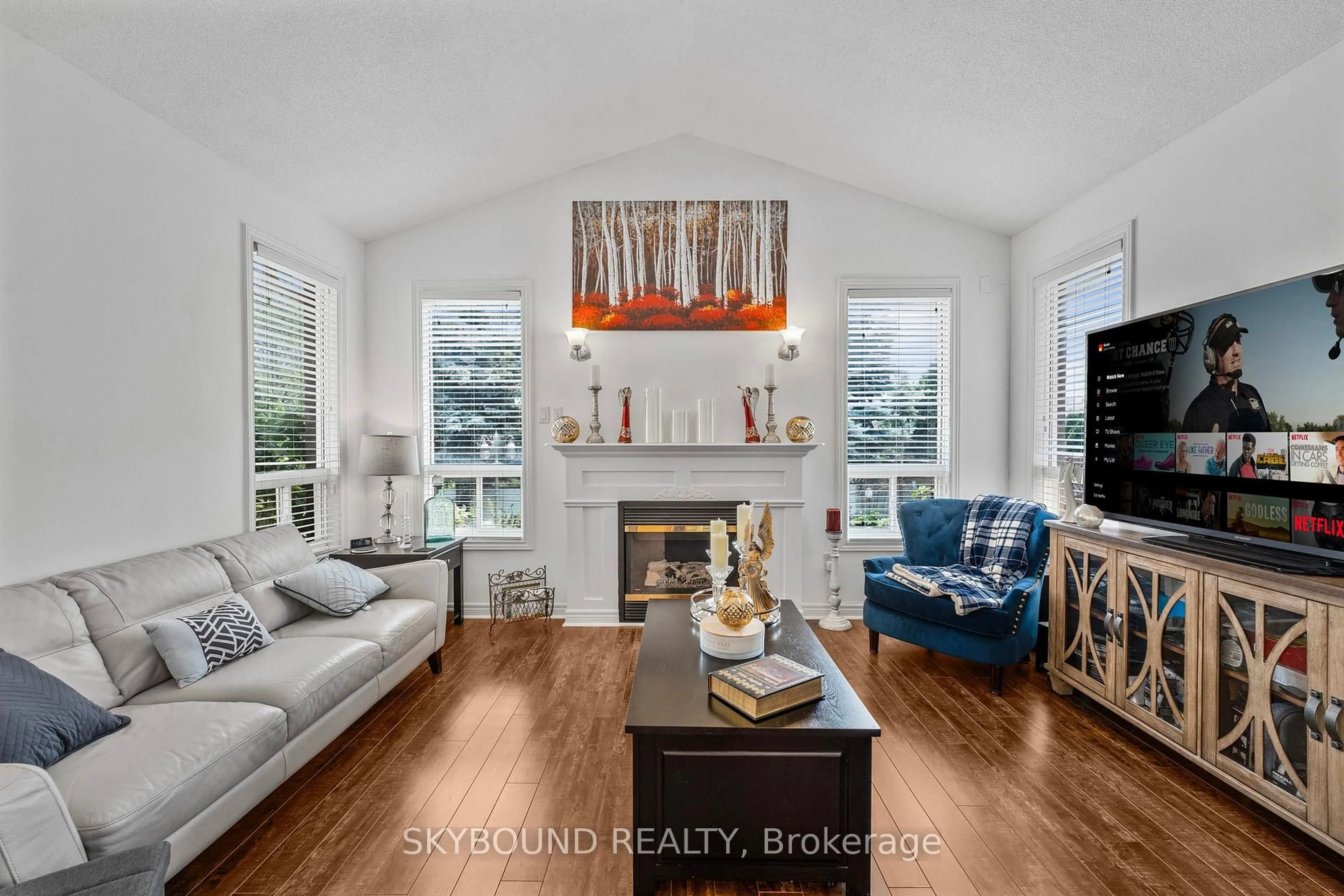 Living room with furniture, unknown for 792 Ledbury Cres, Mississauga Ontario L5V 2R1
