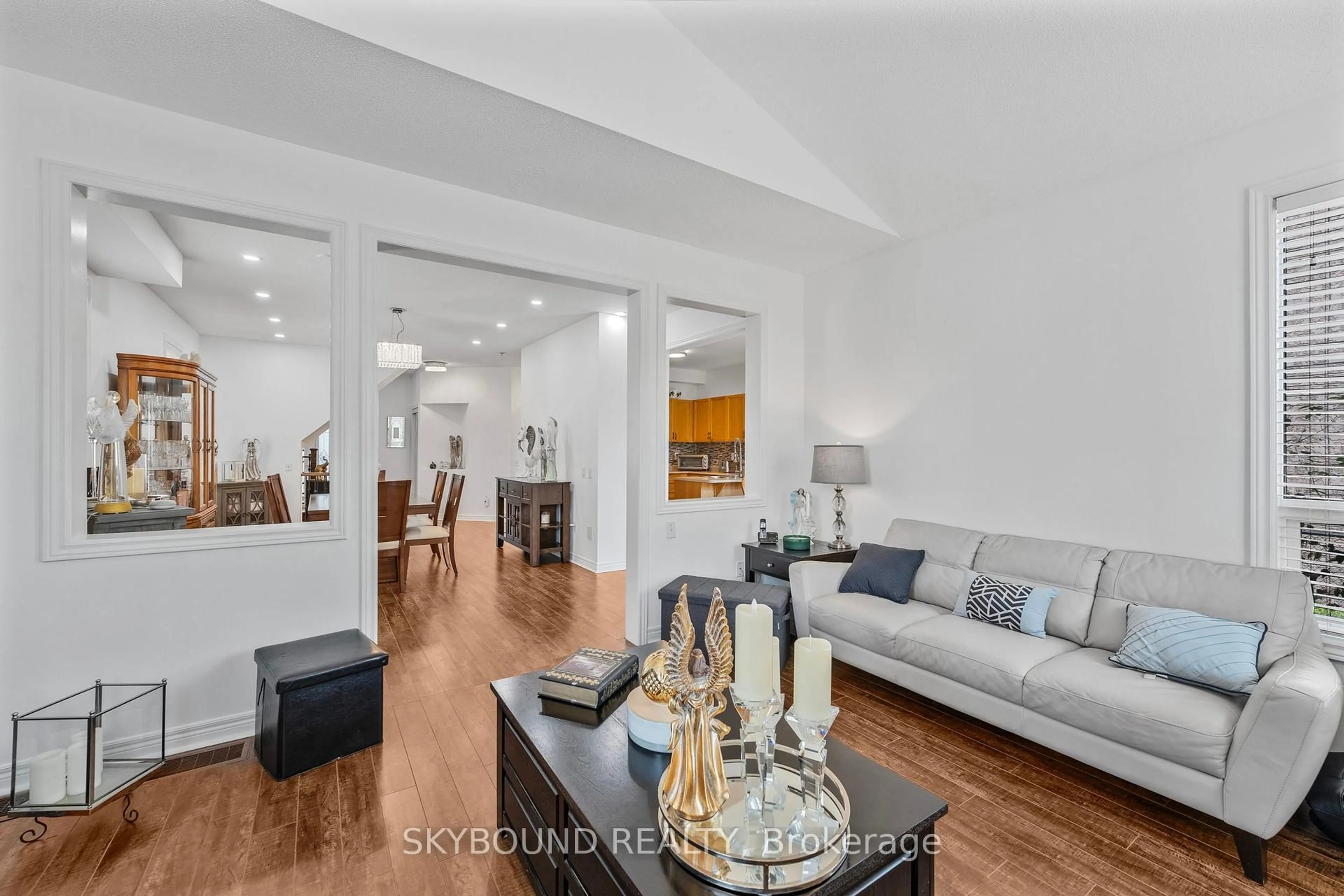Living room with furniture, unknown for 792 Ledbury Cres, Mississauga Ontario L5V 2R1