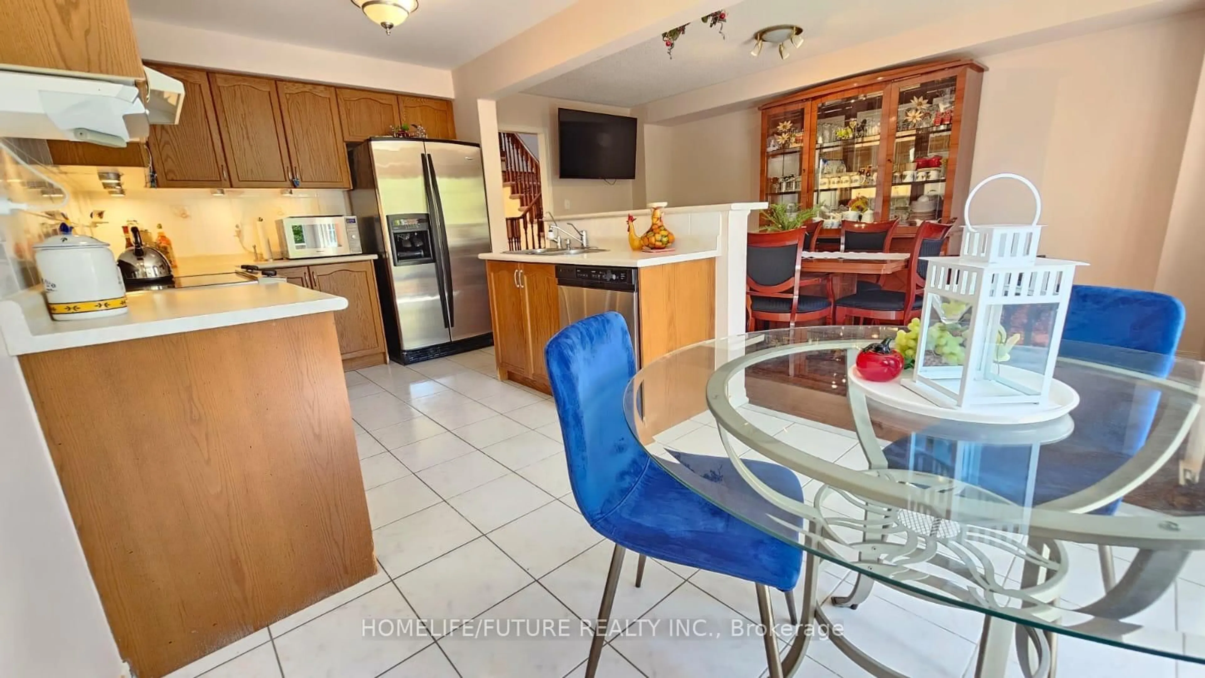 Open concept kitchen, ceramic/tile floor for 63 Eastview Gate, Brampton Ontario L6P 1N5