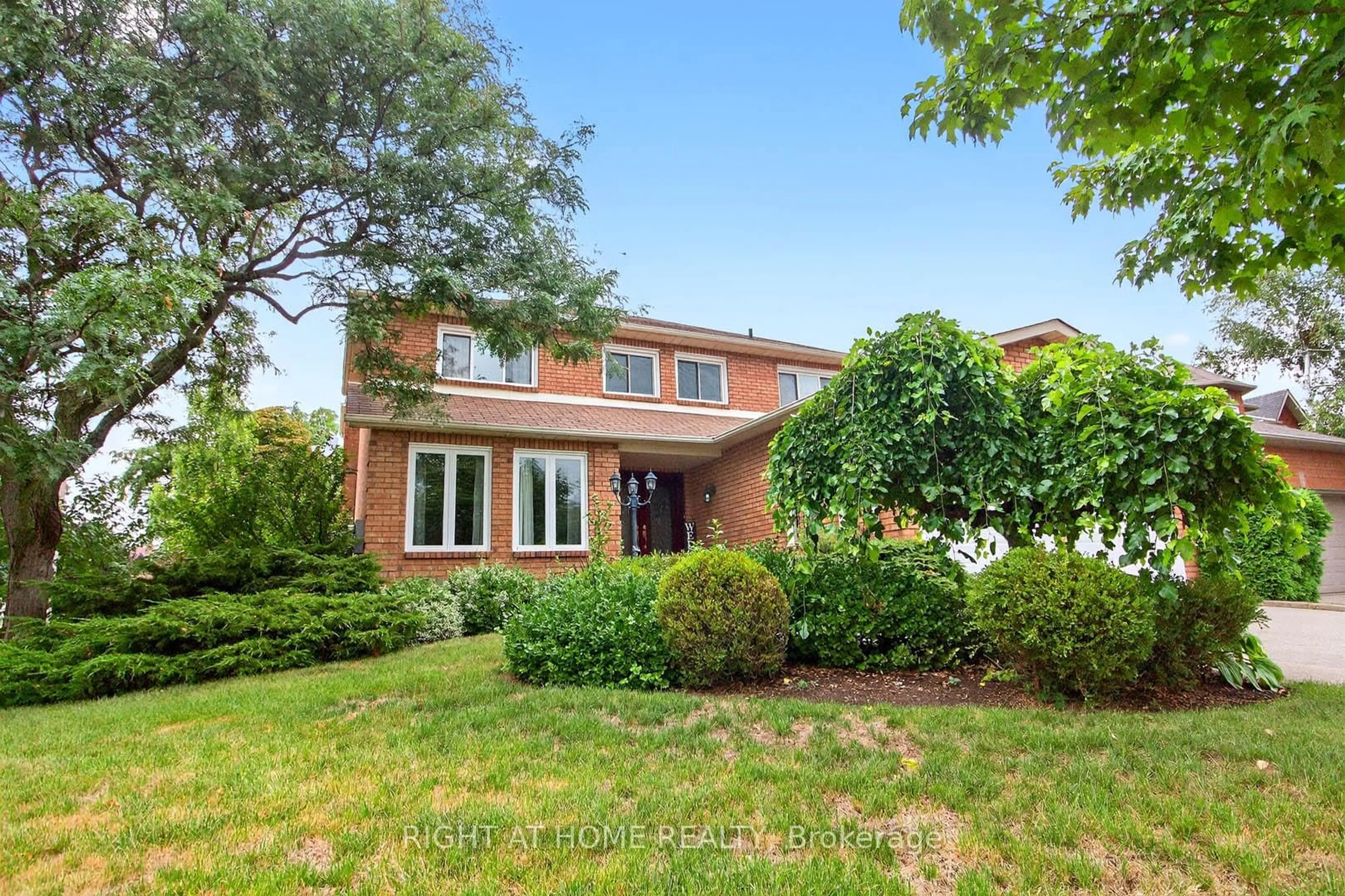 Home with brick exterior material, street for 1084 Grandeur Cres, Oakville Ontario L6H 4B4