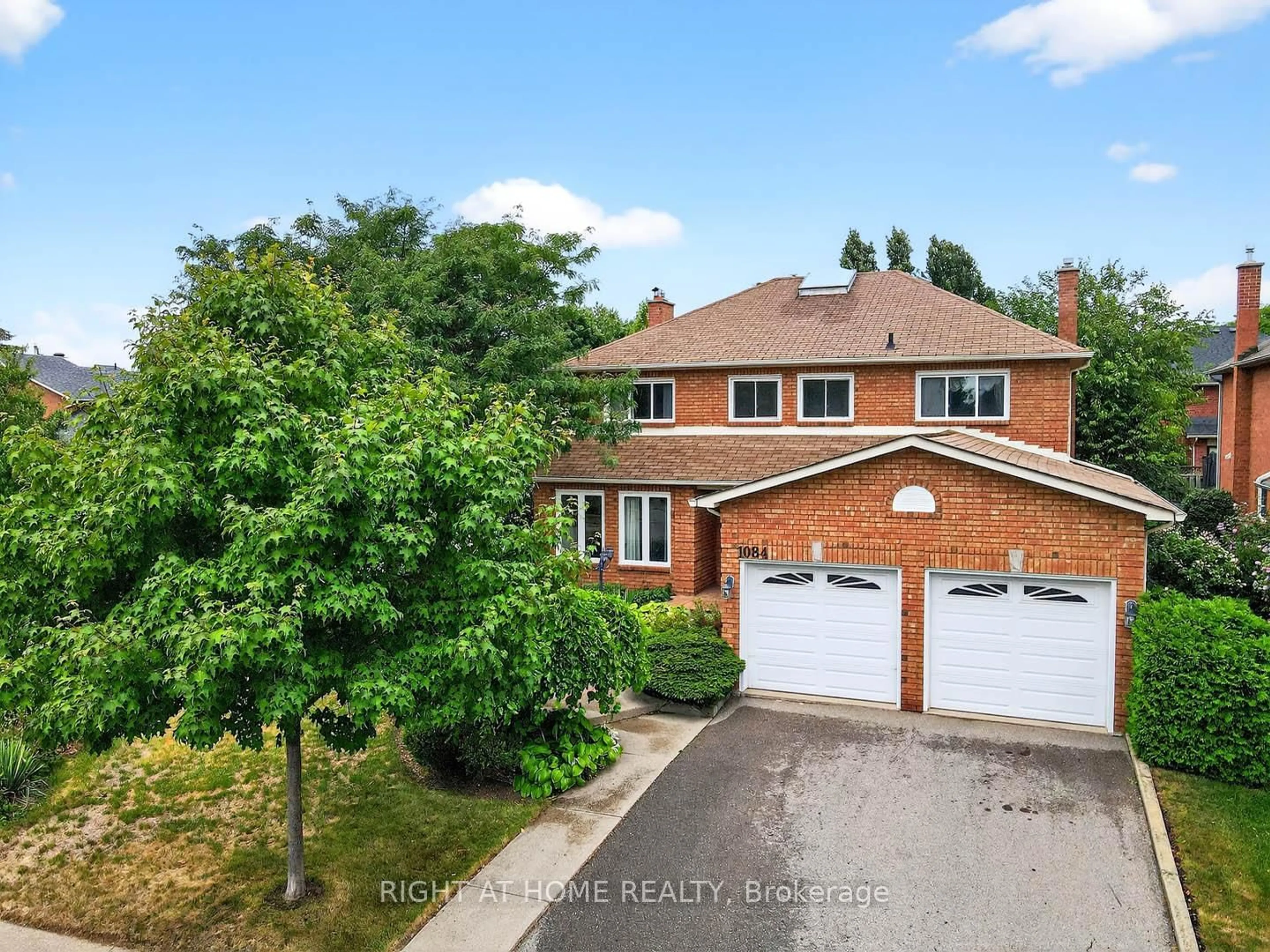 A pic from outside/outdoor area/front of a property/back of a property/a pic from drone, street for 1084 Grandeur Cres, Oakville Ontario L6H 4B4