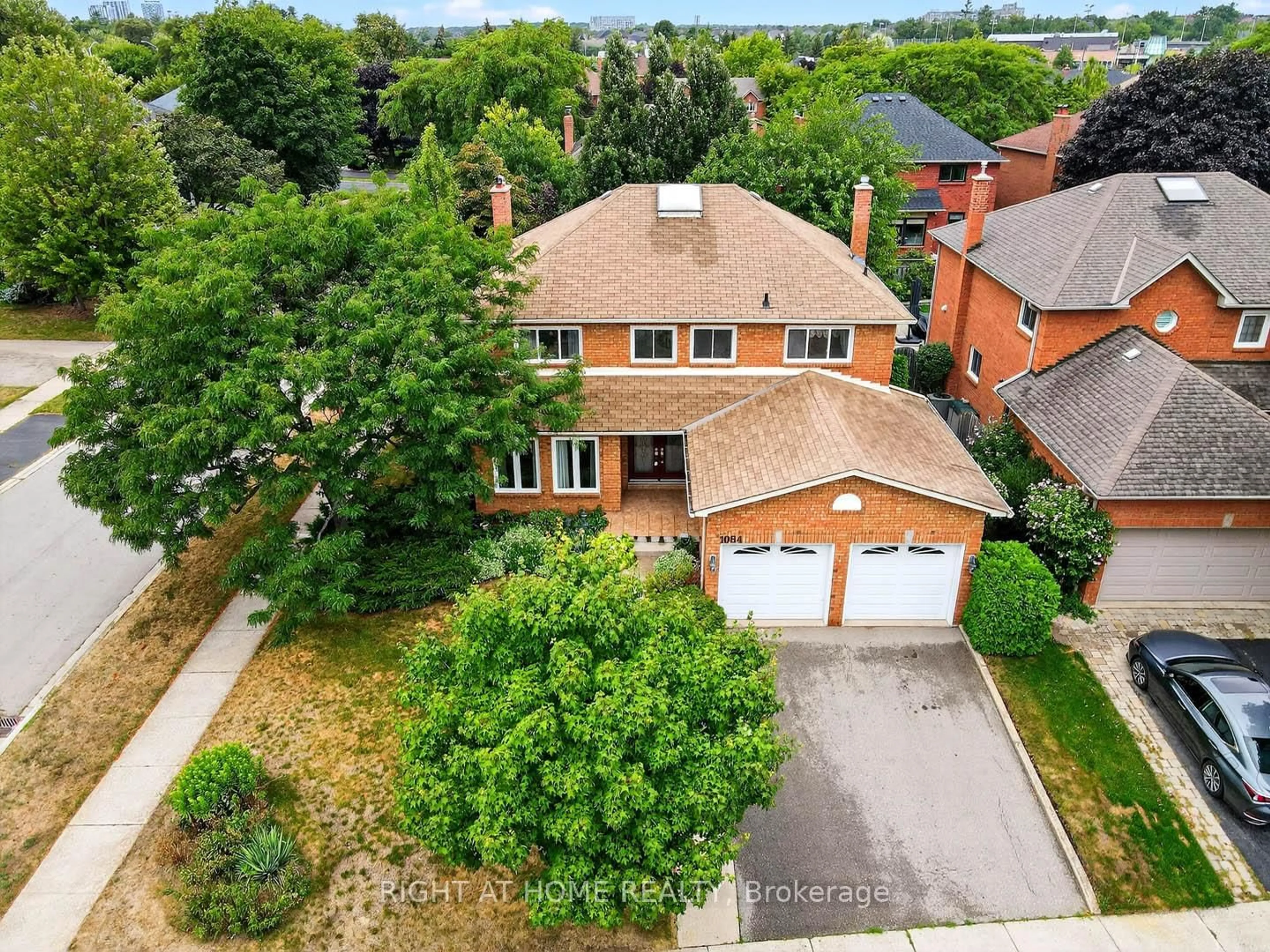 A pic from outside/outdoor area/front of a property/back of a property/a pic from drone, street for 1084 Grandeur Cres, Oakville Ontario L6H 4B4