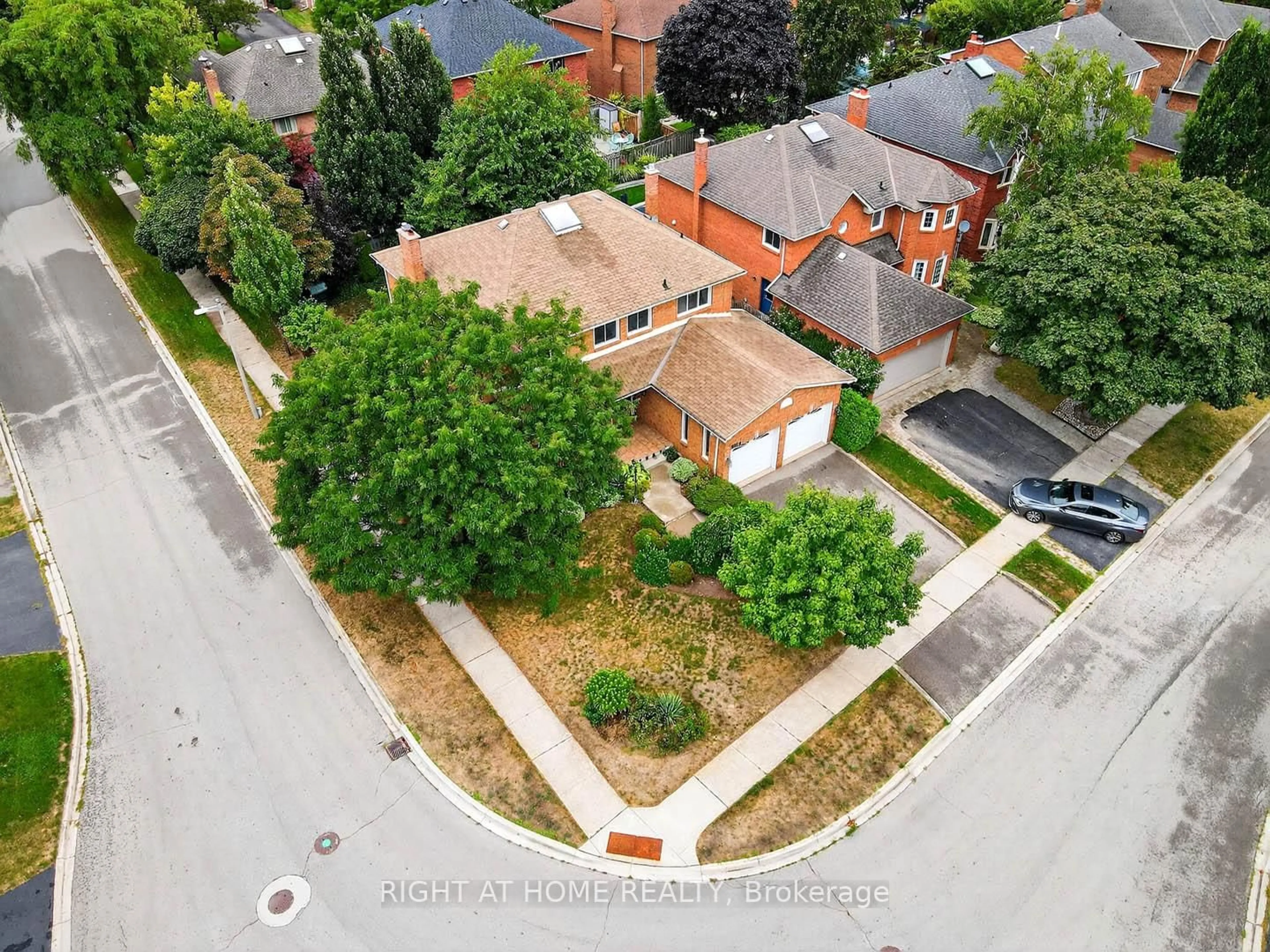 A pic from outside/outdoor area/front of a property/back of a property/a pic from drone, street for 1084 Grandeur Cres, Oakville Ontario L6H 4B4