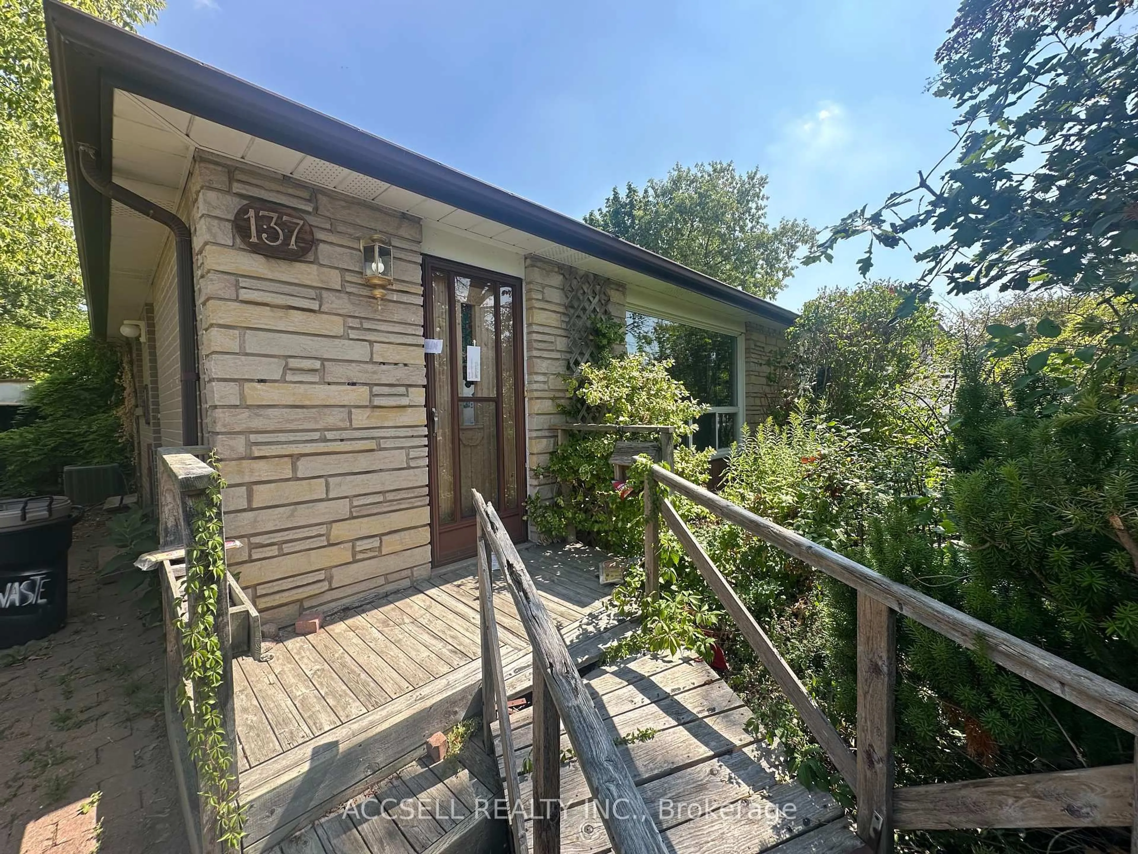 A pic from outside/outdoor area/front of a property/back of a property/a pic from drone, unknown for 137 Earnscliffe Circ, Brampton Ontario L6T 2B6