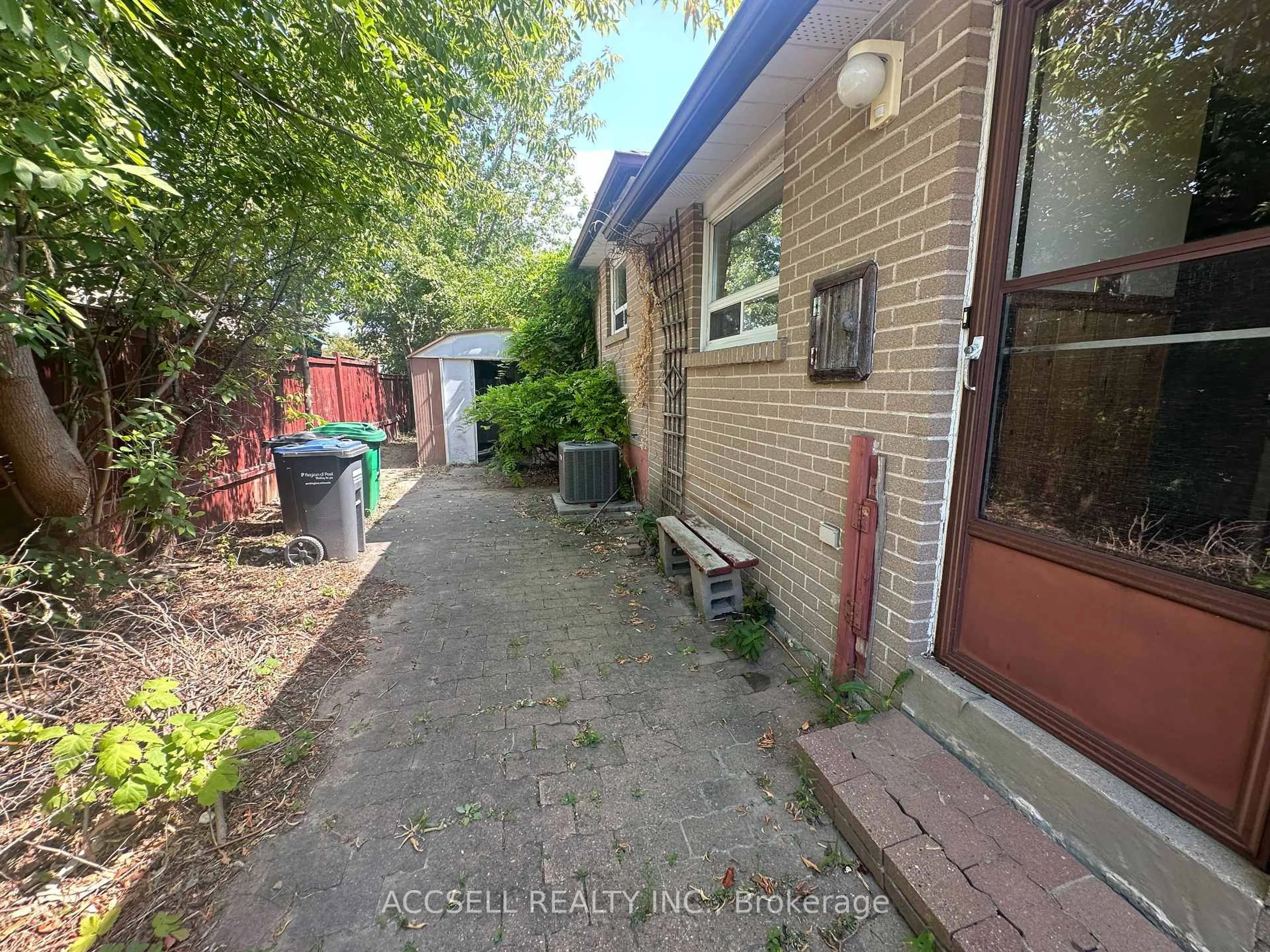 A pic from outside/outdoor area/front of a property/back of a property/a pic from drone, street for 137 Earnscliffe Circ, Brampton Ontario L6T 2B6