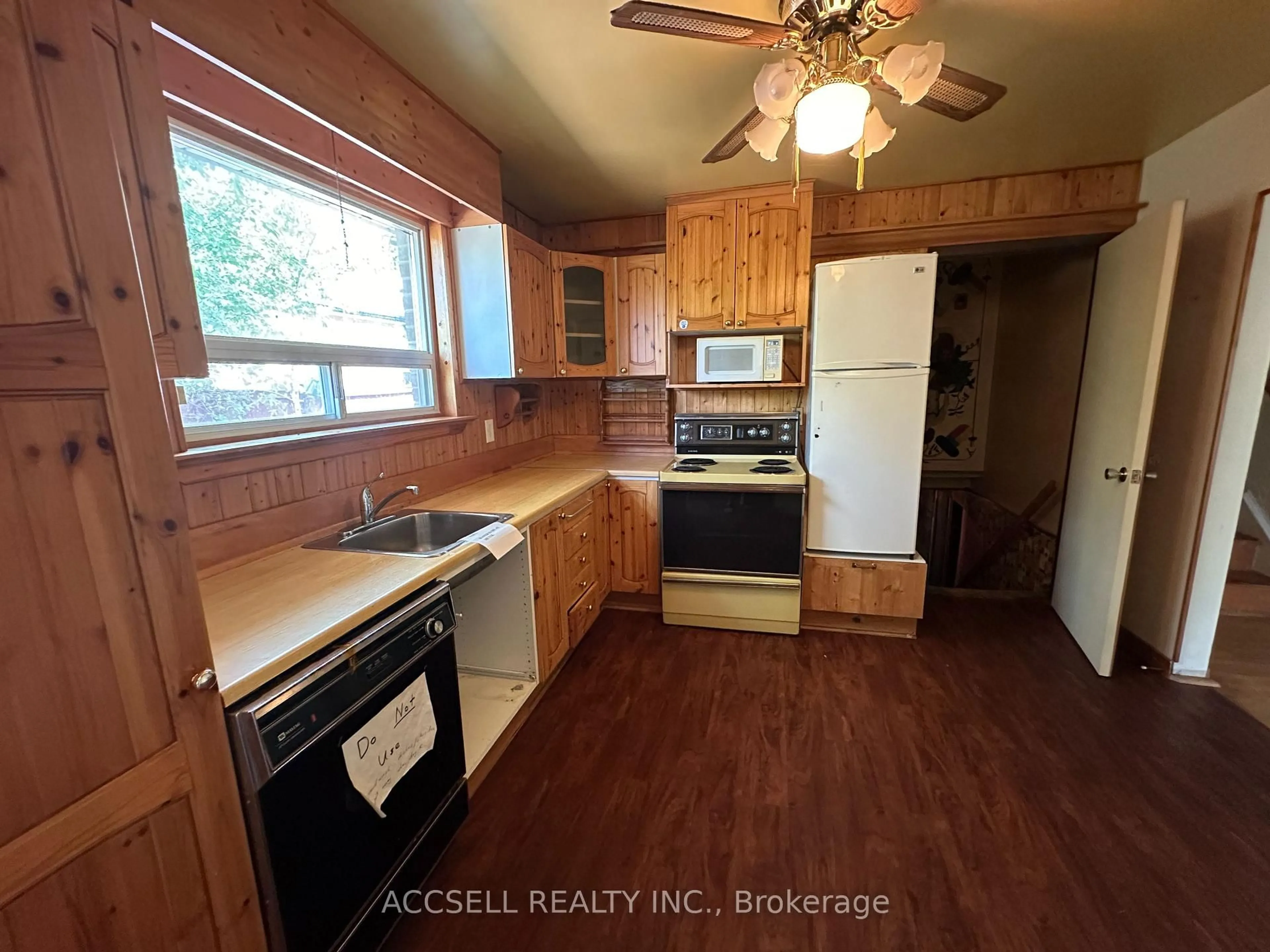 Standard kitchen, unknown for 137 Earnscliffe Circ, Brampton Ontario L6T 2B6