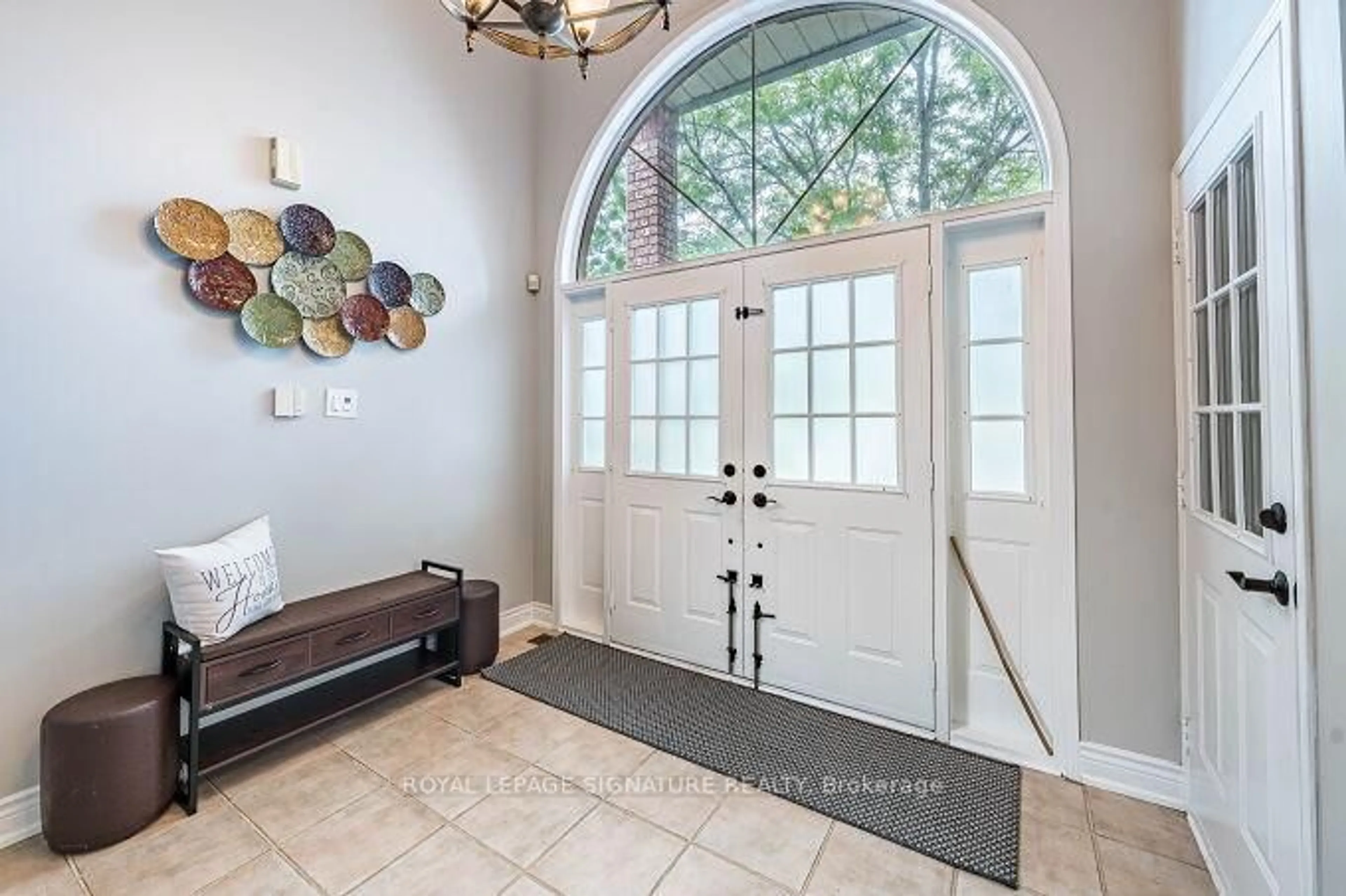 Indoor entryway for 6874 Lisgar Dr, Mississauga Ontario L5N 6V1