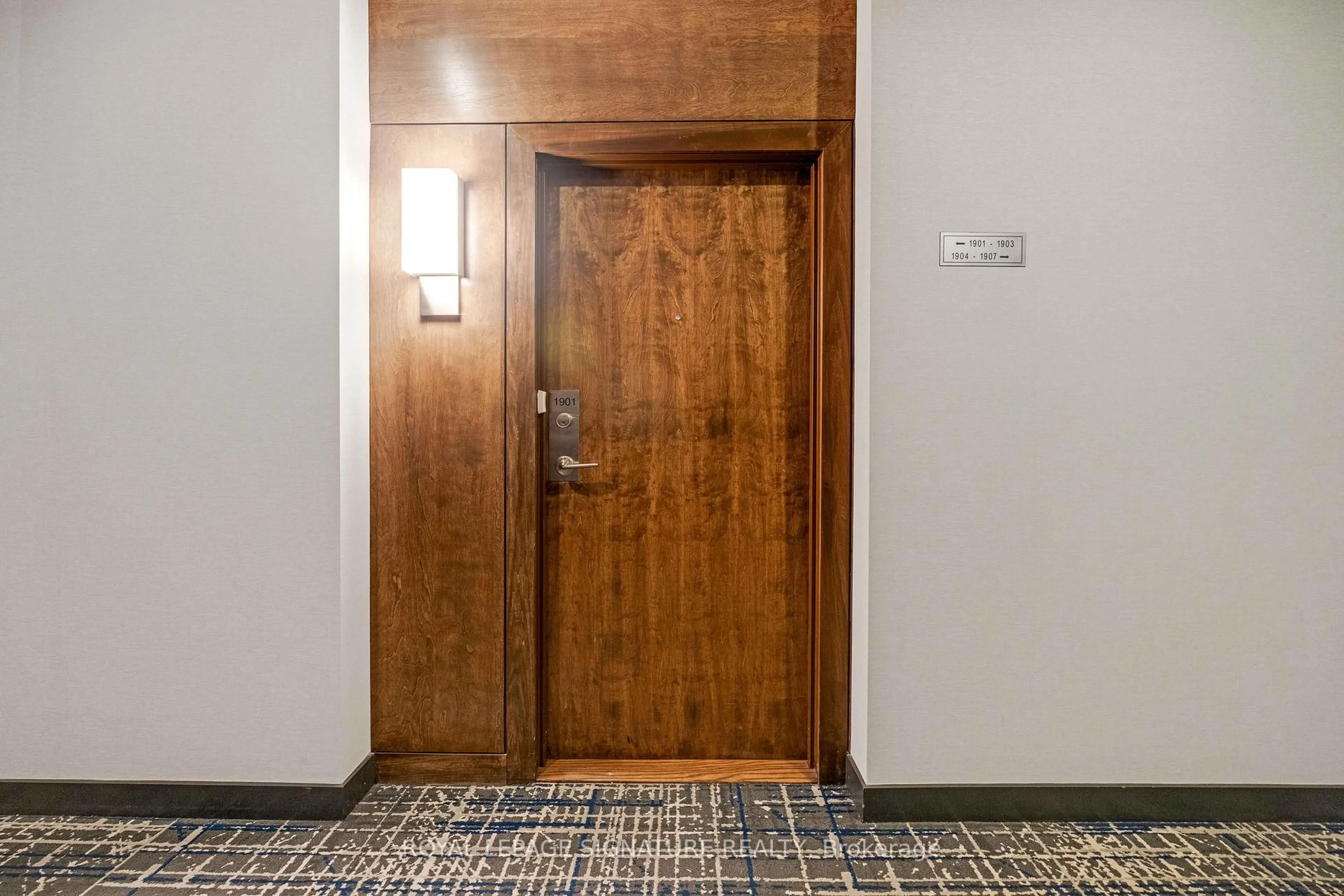 Indoor foyer for 1 Hurontario St #1901, Mississauga Ontario L5G 0A3