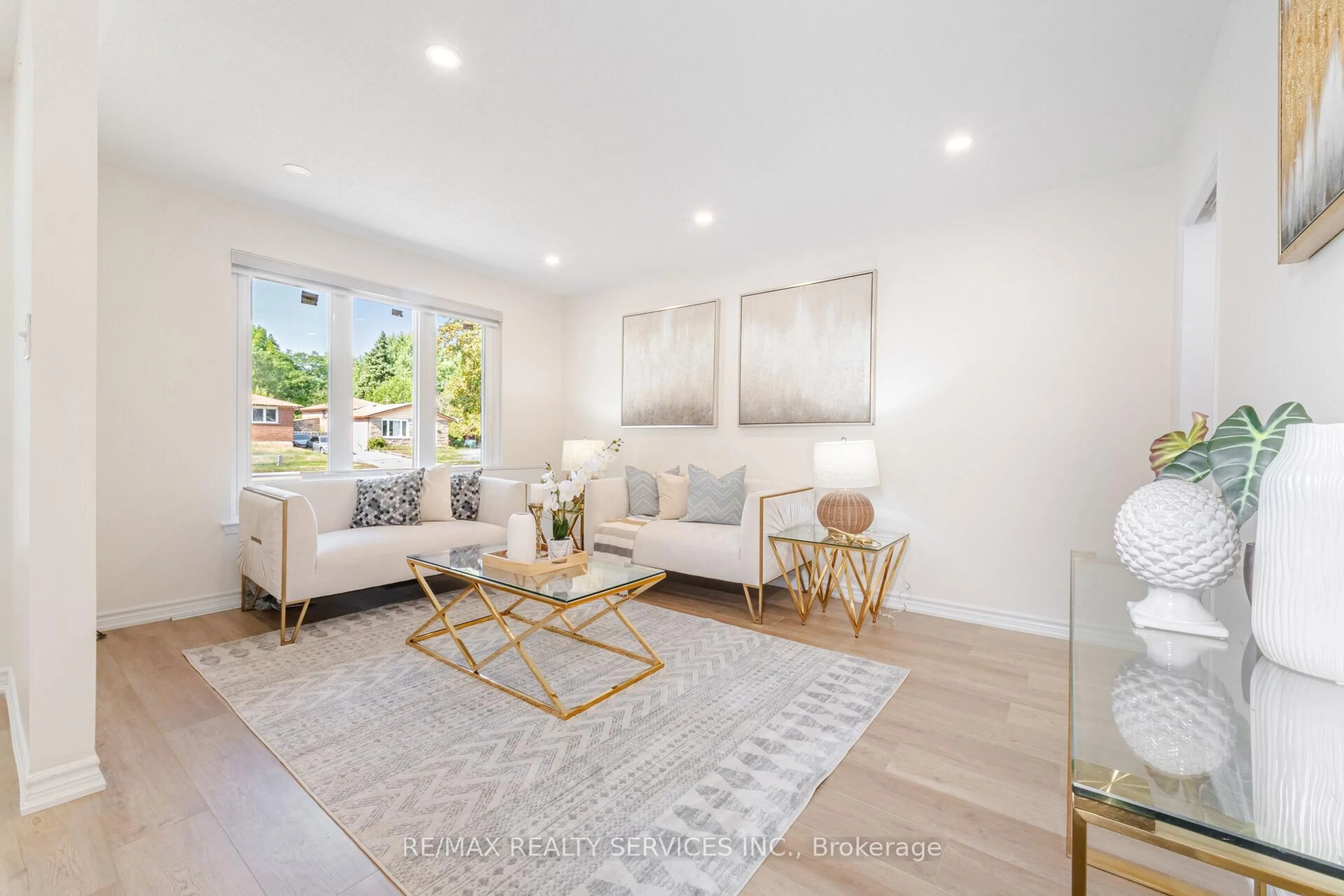 Living room with furniture, unknown for 139 Rutherford Rd, Brampton Ontario L6V 2J4