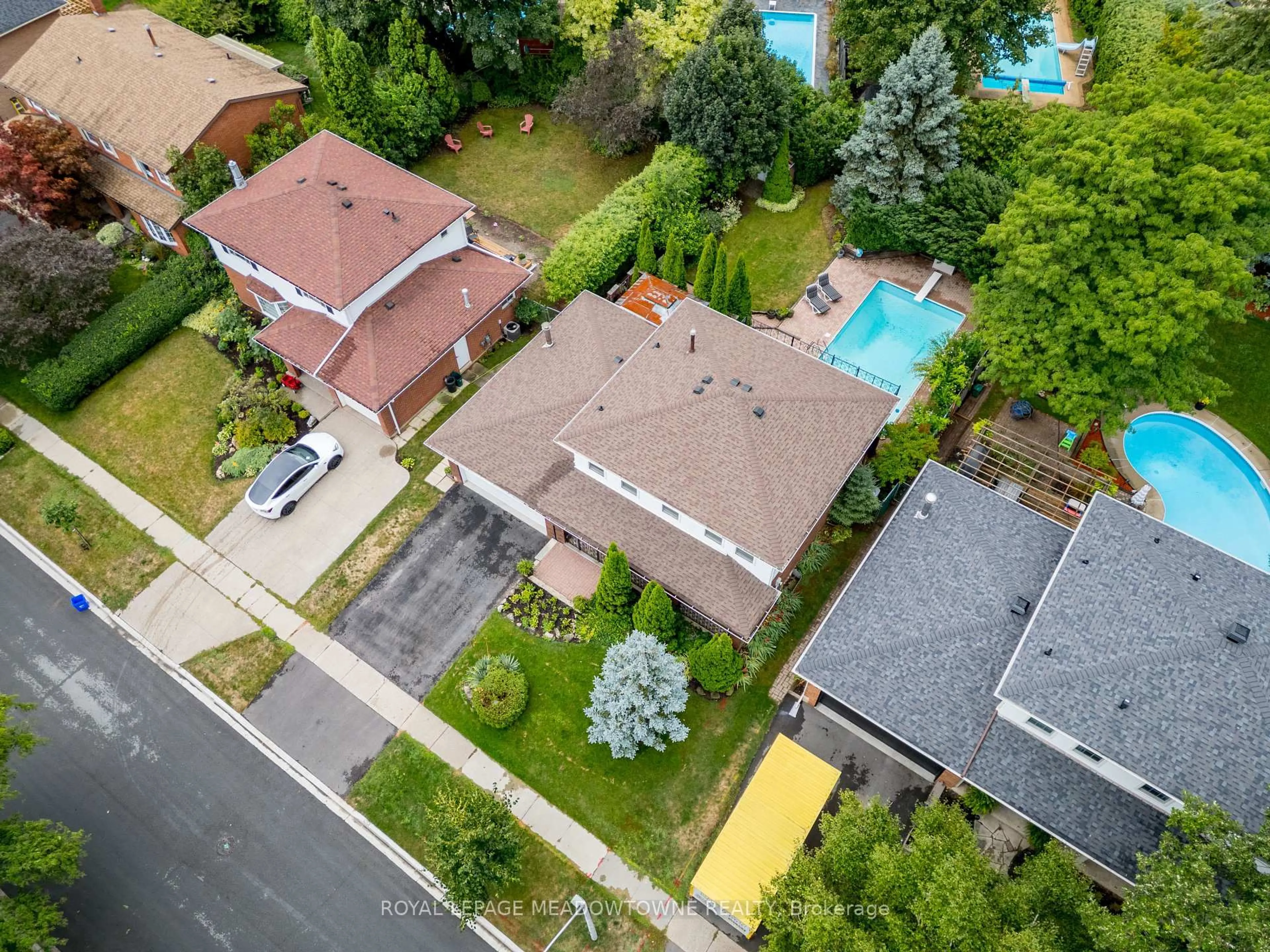 A pic from outside/outdoor area/front of a property/back of a property/a pic from drone, street for 68 Mary St, Halton Hills Ontario L7G 4V5