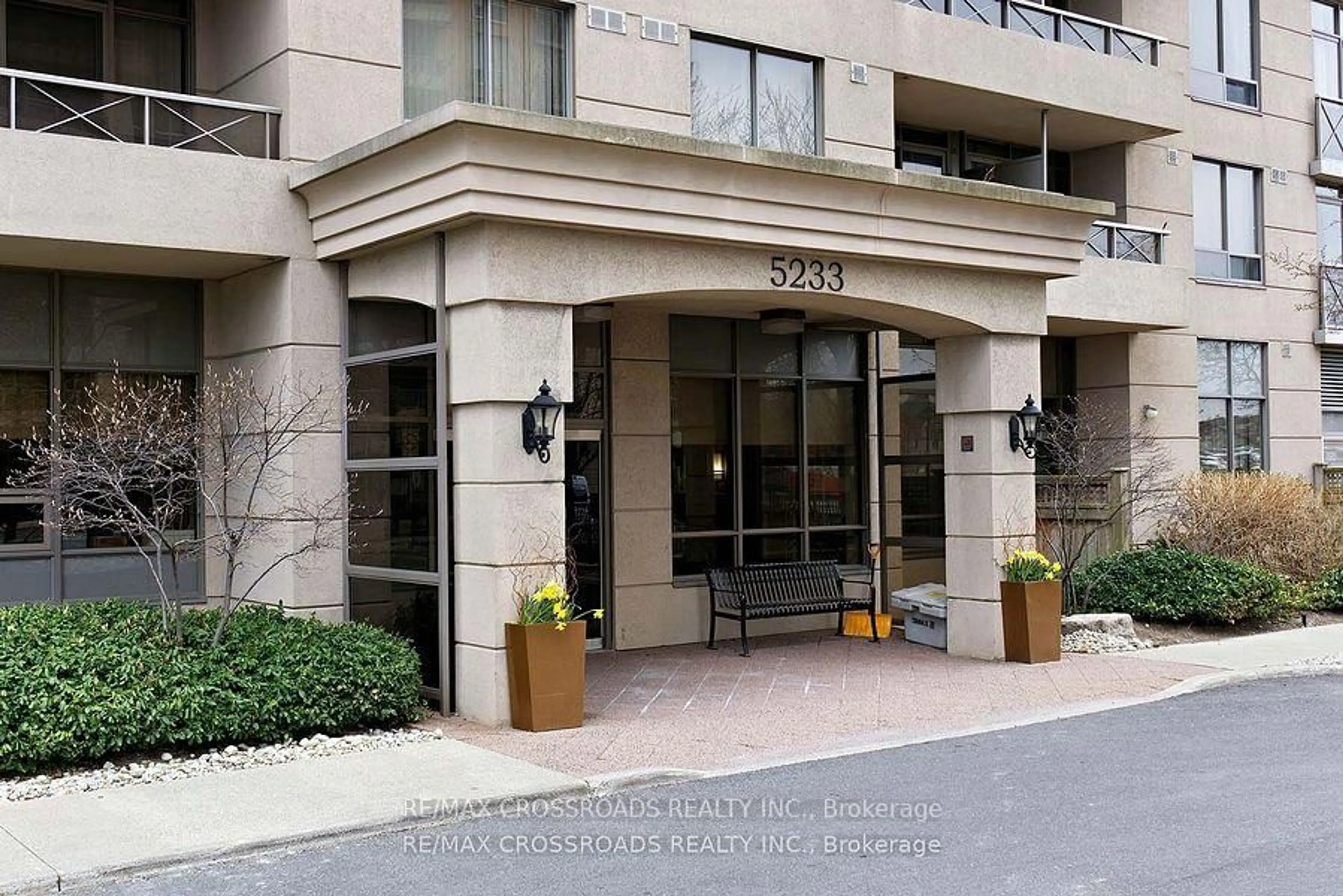 Indoor foyer for 5233 Dundas St #528, Toronto Ontario M9B 6M1