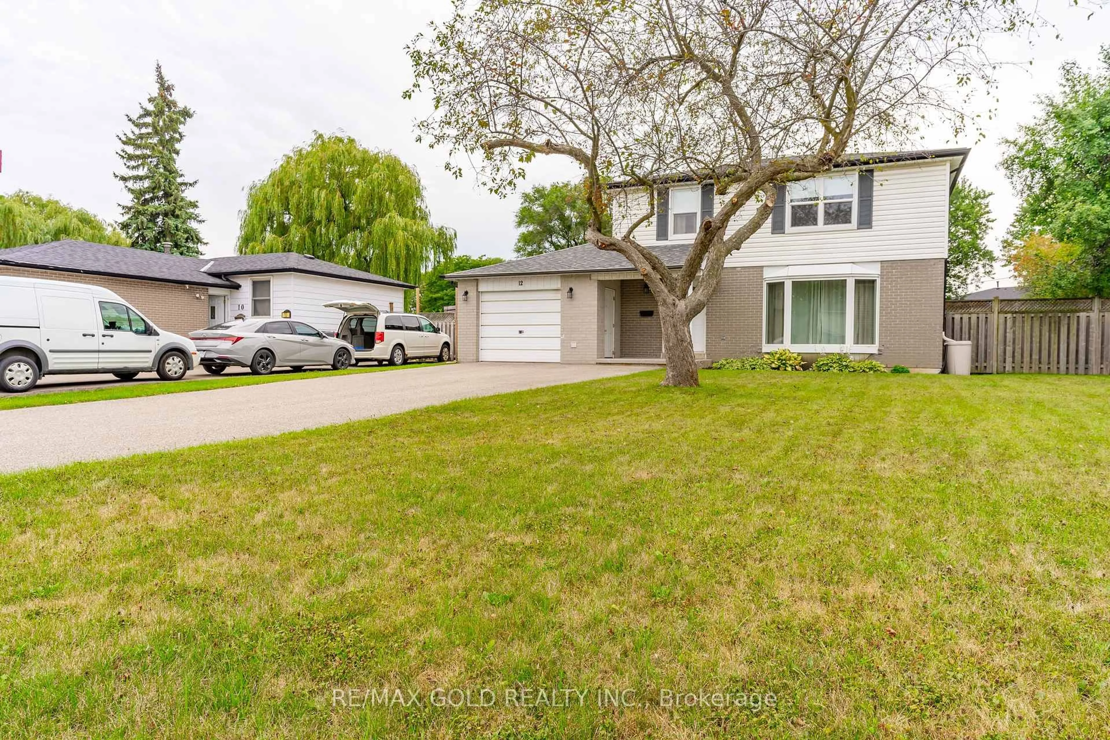 A pic from outside/outdoor area/front of a property/back of a property/a pic from drone, street for 12 Dunblaine Cres, Brampton Ontario L6T 3H2