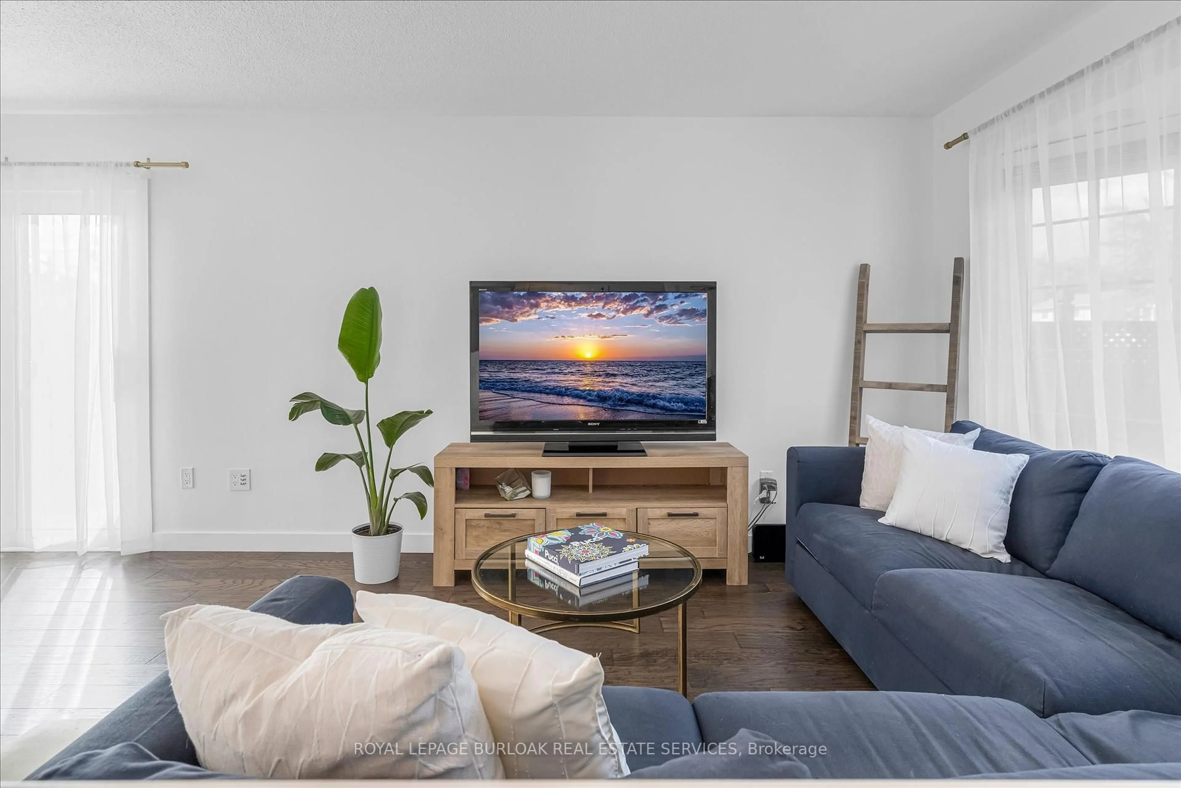 Living room with furniture, unknown for 1500 Riley Ave, Burlington Ontario L7M 3C1