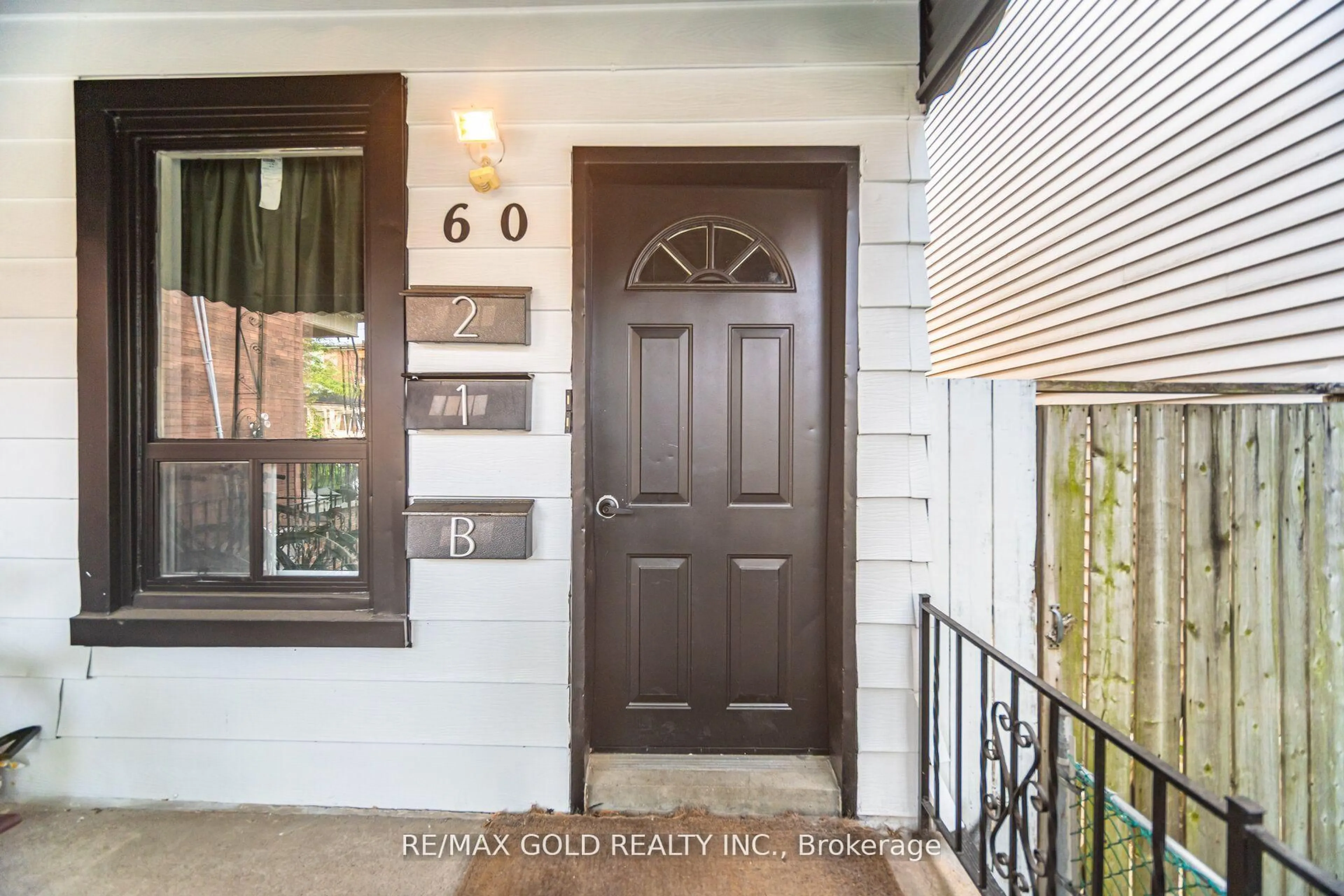 Indoor entryway for 60 Salem Ave, Toronto Ontario M6H 3C1