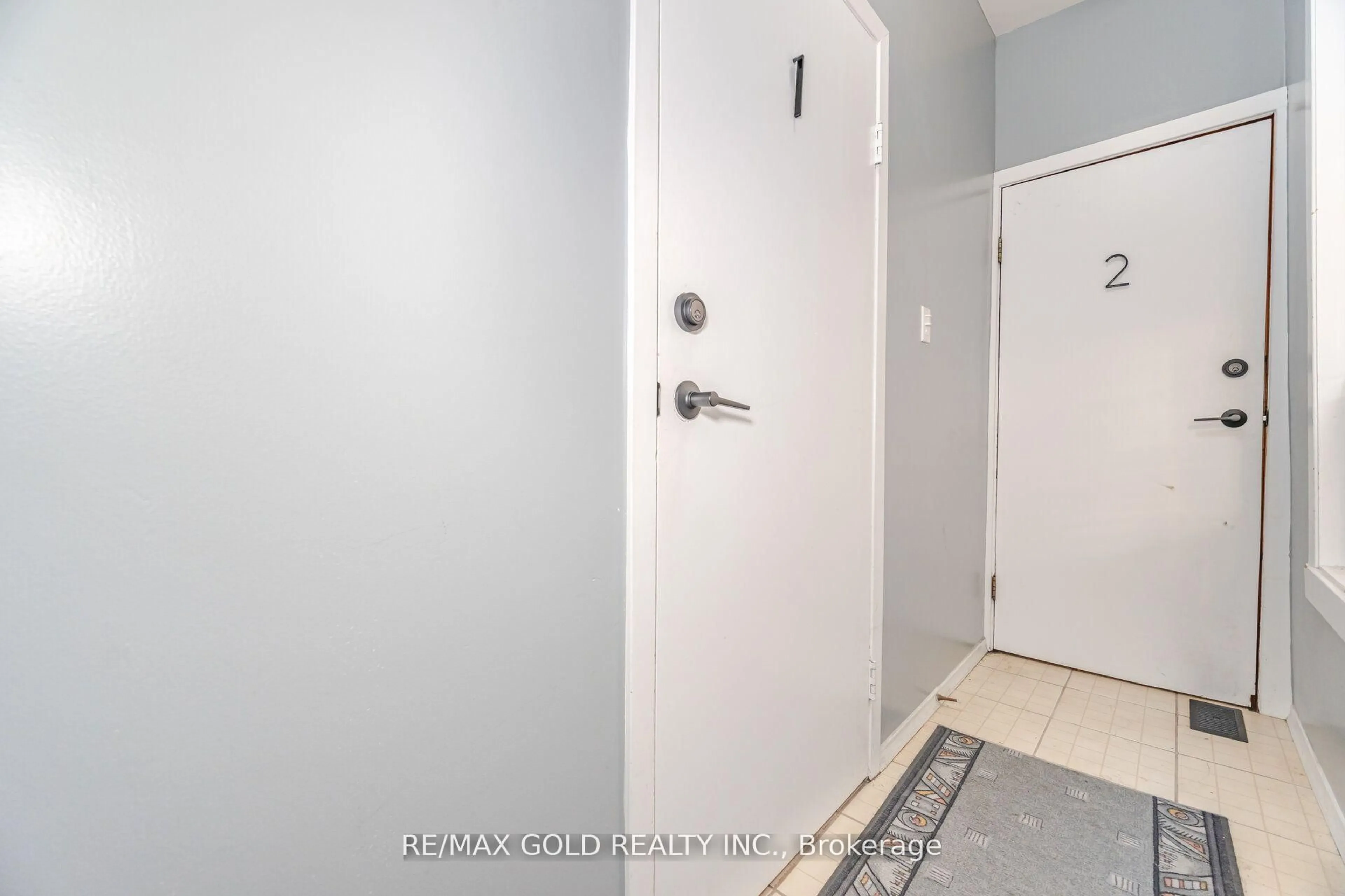 Indoor entryway for 60 Salem Ave, Toronto Ontario M6H 3C1
