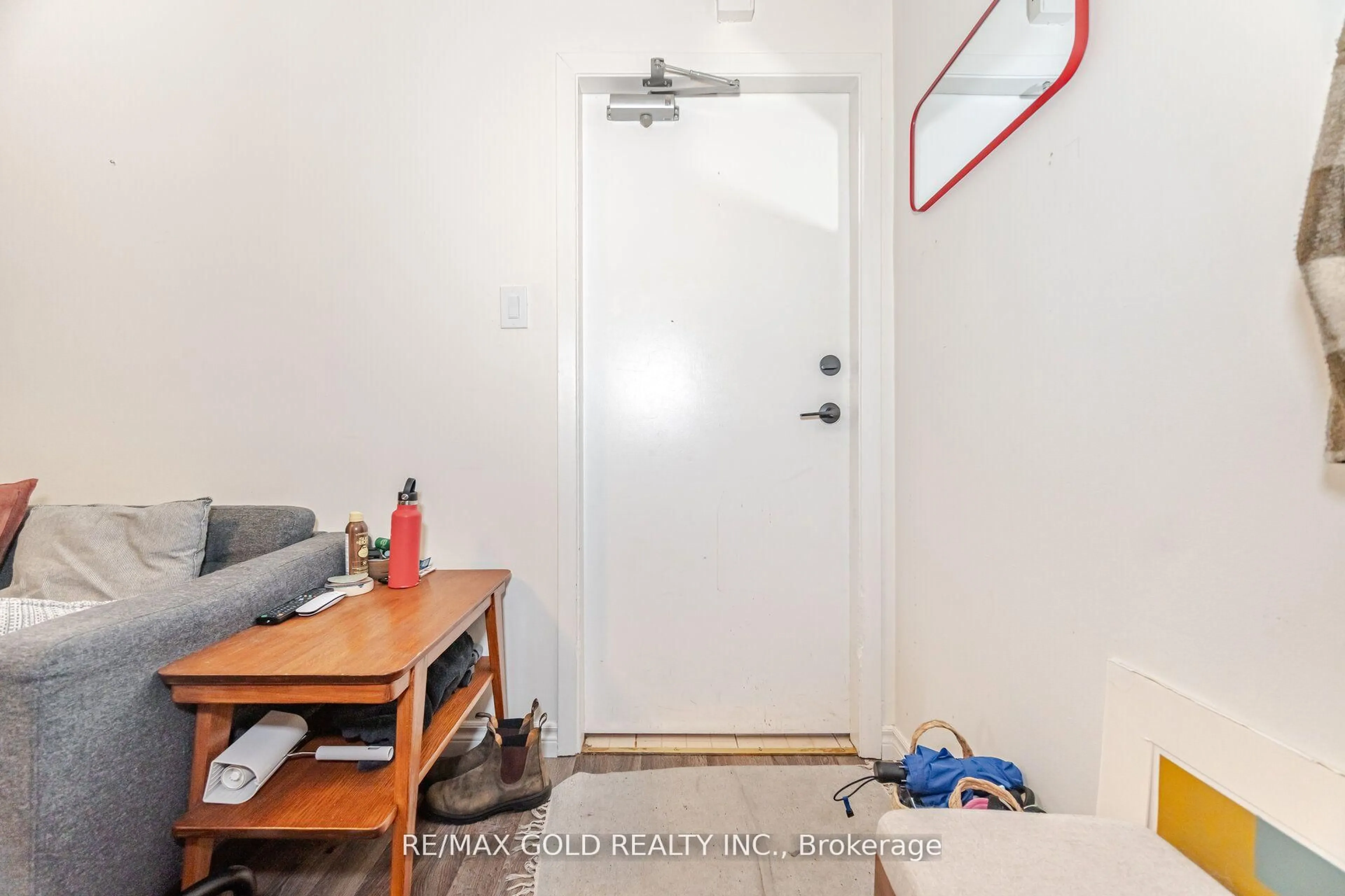 Indoor entryway for 60 Salem Ave, Toronto Ontario M6H 3C1
