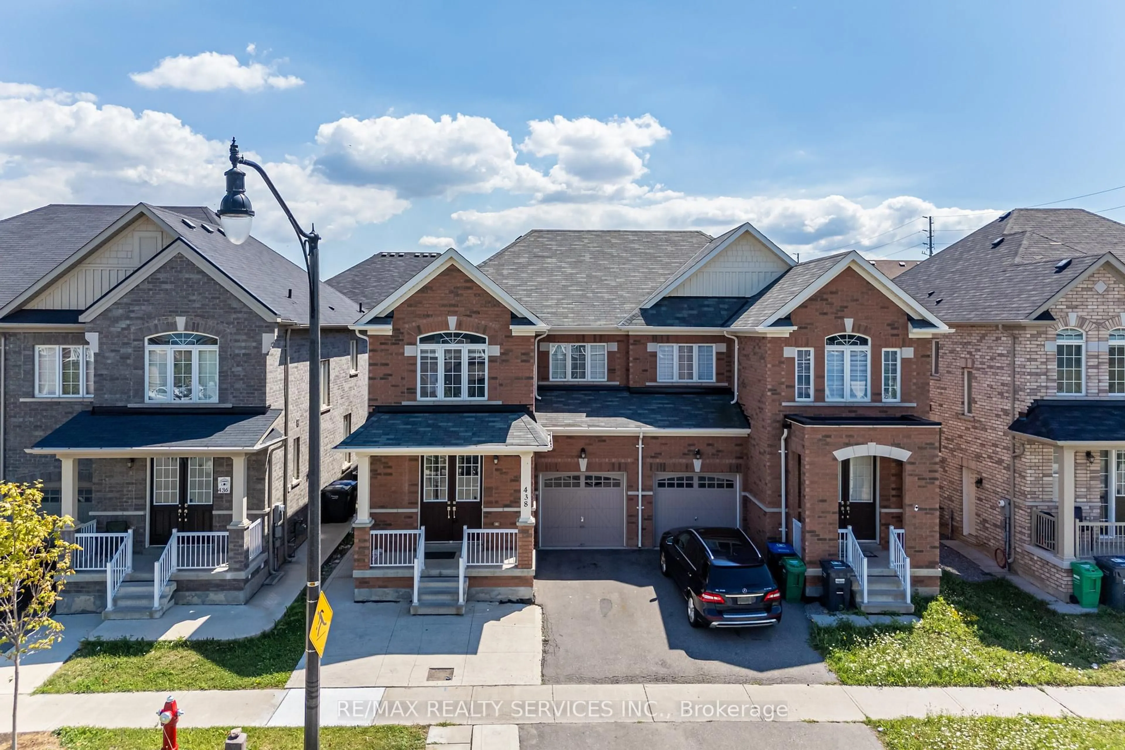 A pic from outside/outdoor area/front of a property/back of a property/a pic from drone, street for 438 Royal West Dr, Brampton Ontario L6X 5K1