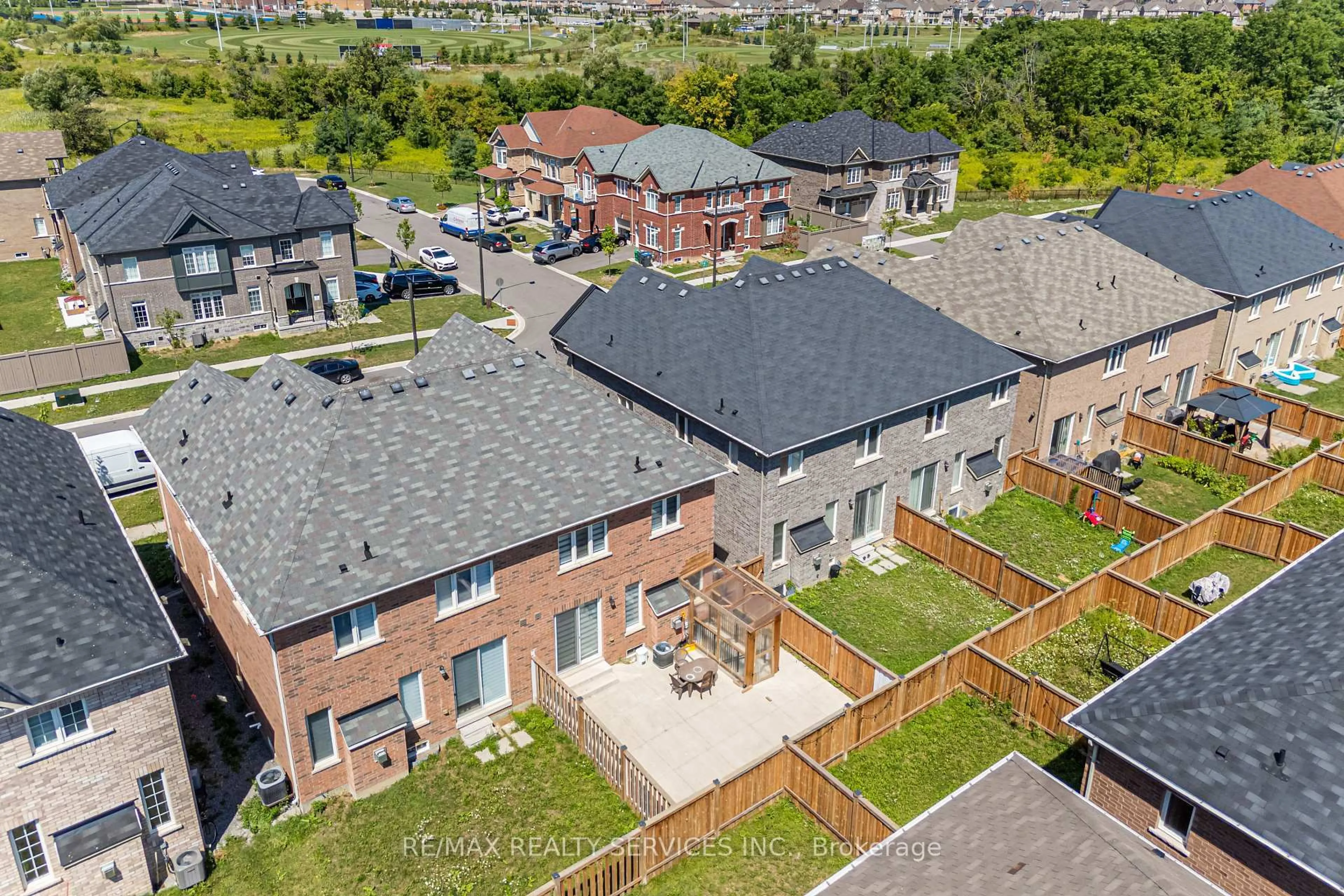 A pic from outside/outdoor area/front of a property/back of a property/a pic from drone, street for 438 Royal West Dr, Brampton Ontario L6X 5K1
