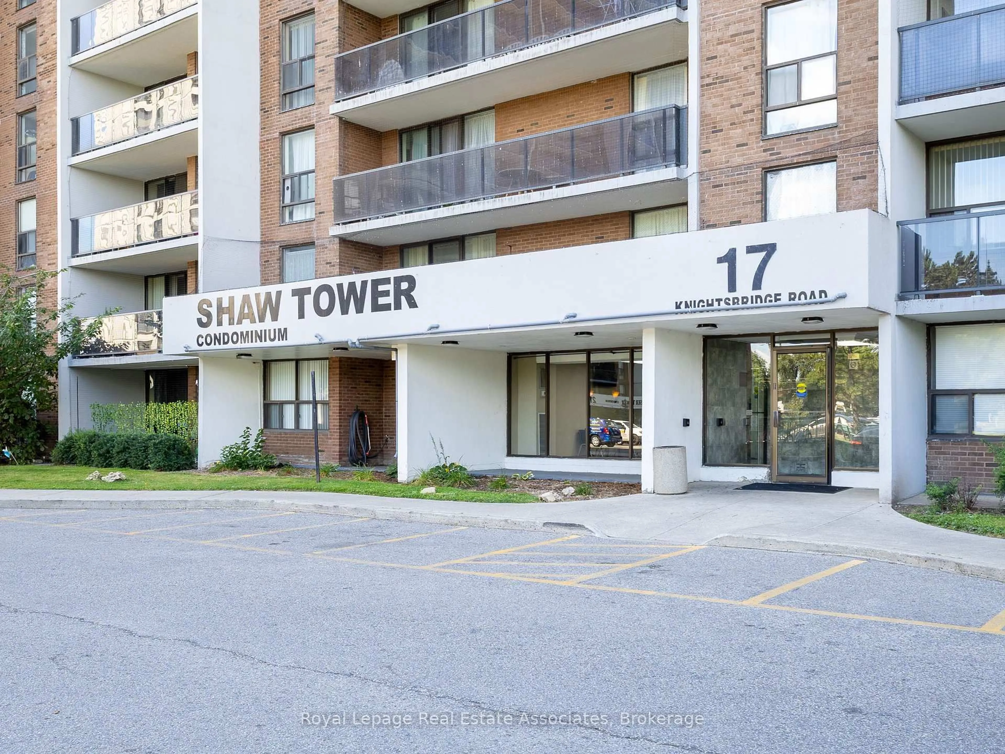 Indoor foyer for 17 Knightsbridge Rd #1205, Brampton Ontario L6T 3X9