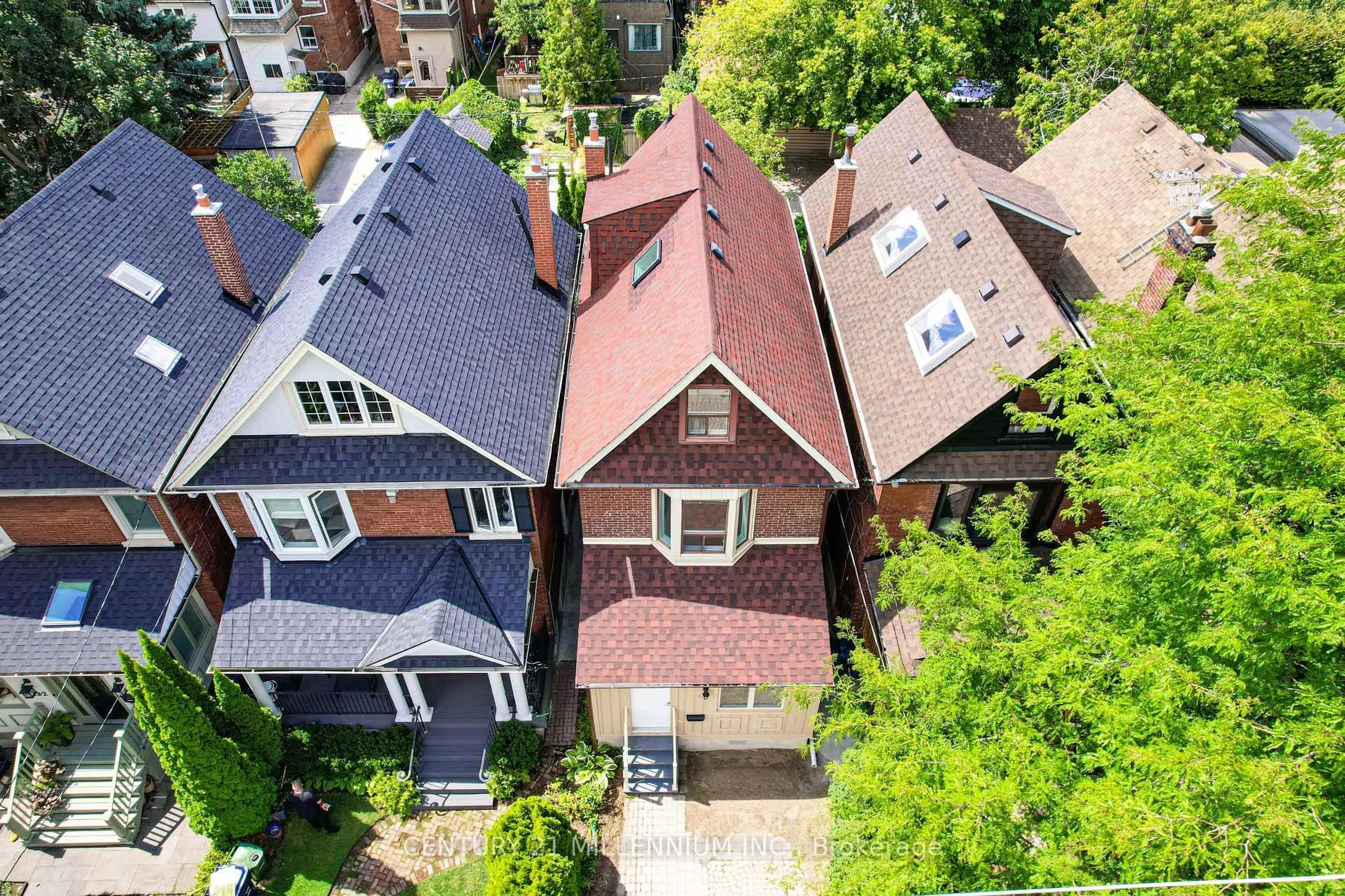 A pic from outside/outdoor area/front of a property/back of a property/a pic from drone, city buildings view from balcony for 136 Mavety St, Toronto Ontario M6P 2L9
