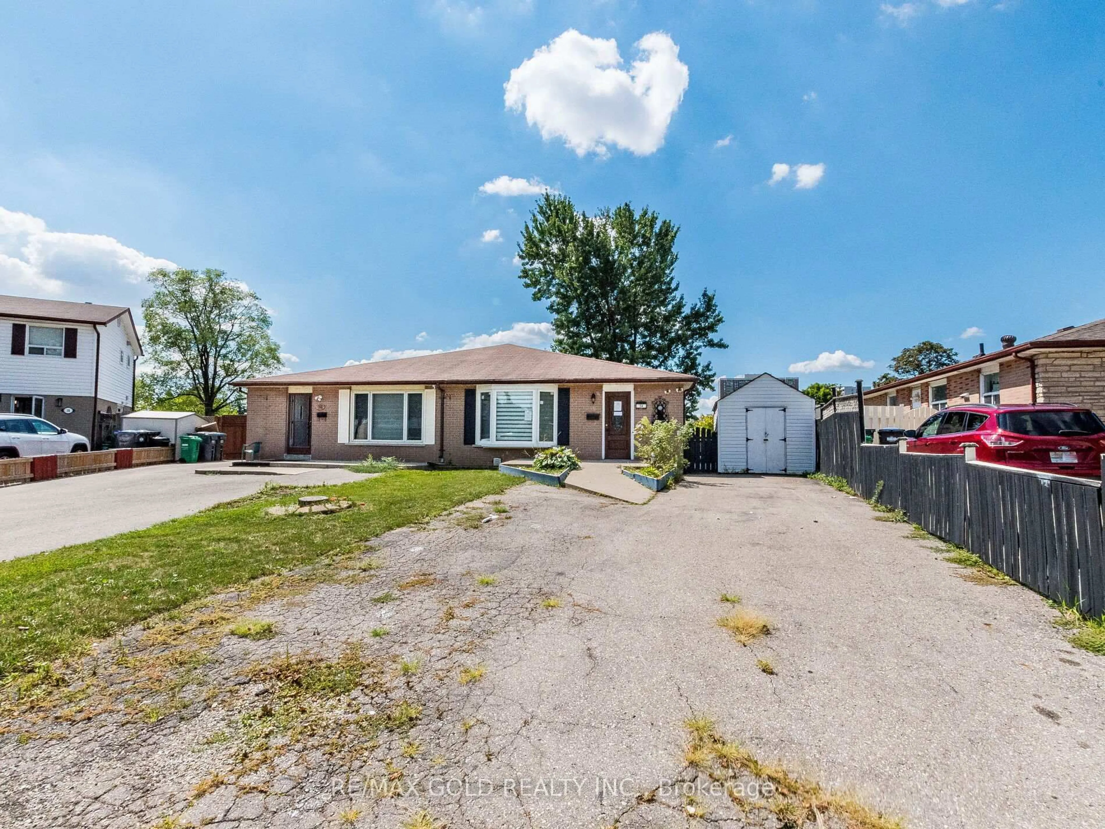 A pic from outside/outdoor area/front of a property/back of a property/a pic from drone, street for 14 Fontaine Crt, Brampton Ontario L6T 3J2