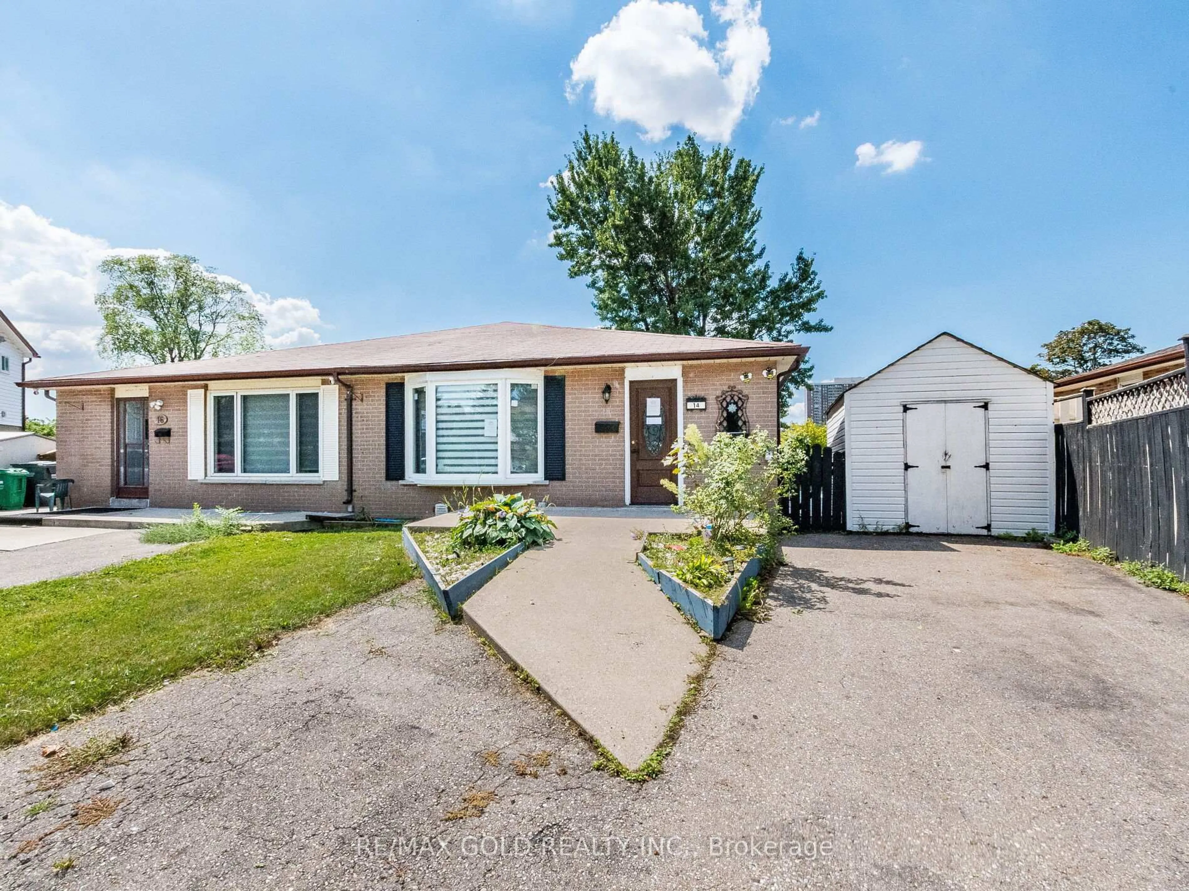 Home with vinyl exterior material, street for 14 Fontaine Crt, Brampton Ontario L6T 3J2
