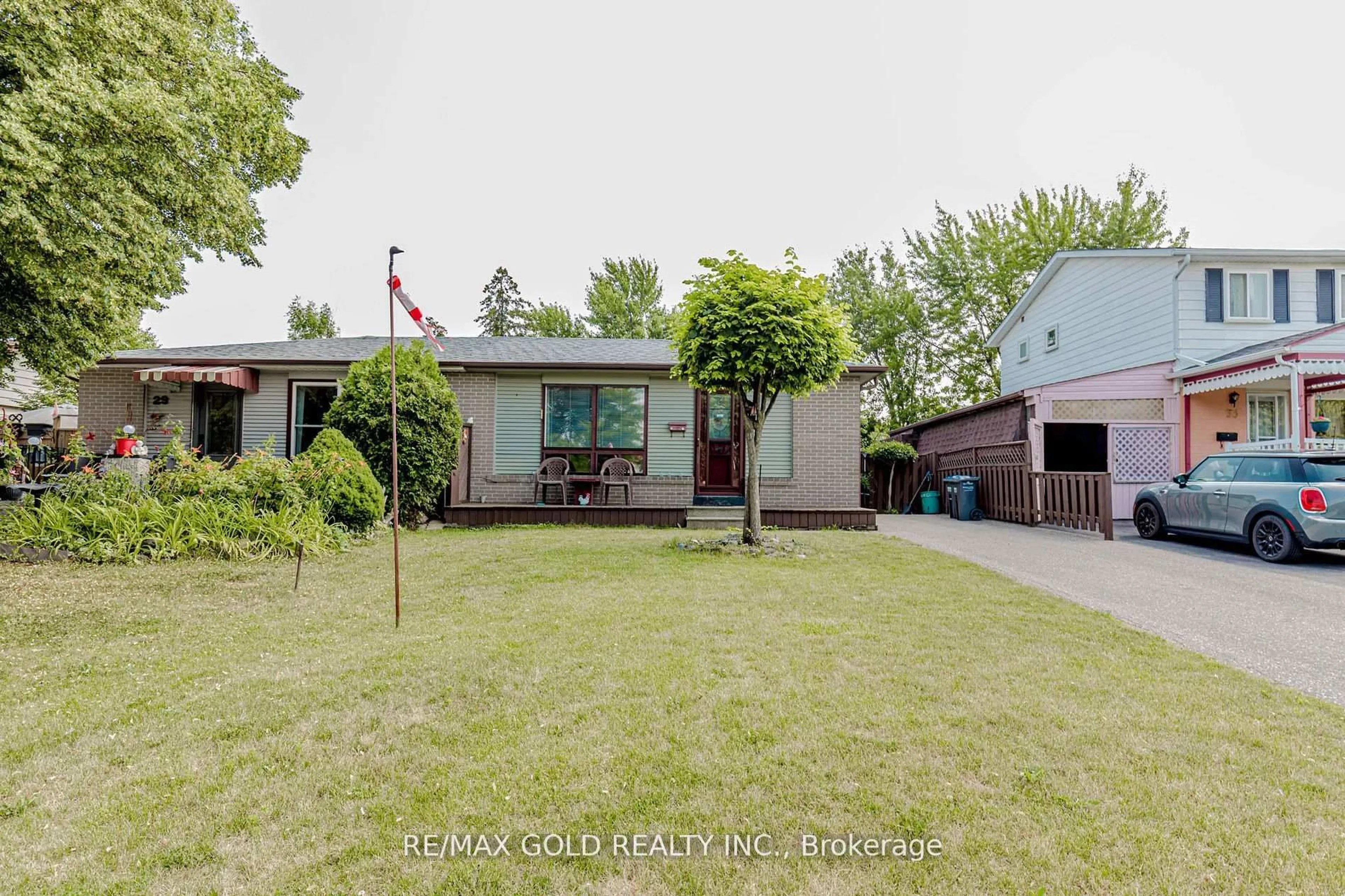 A pic from outside/outdoor area/front of a property/back of a property/a pic from drone, street for 31 Fallingdale Cres, Brampton Ontario L6T 3J5