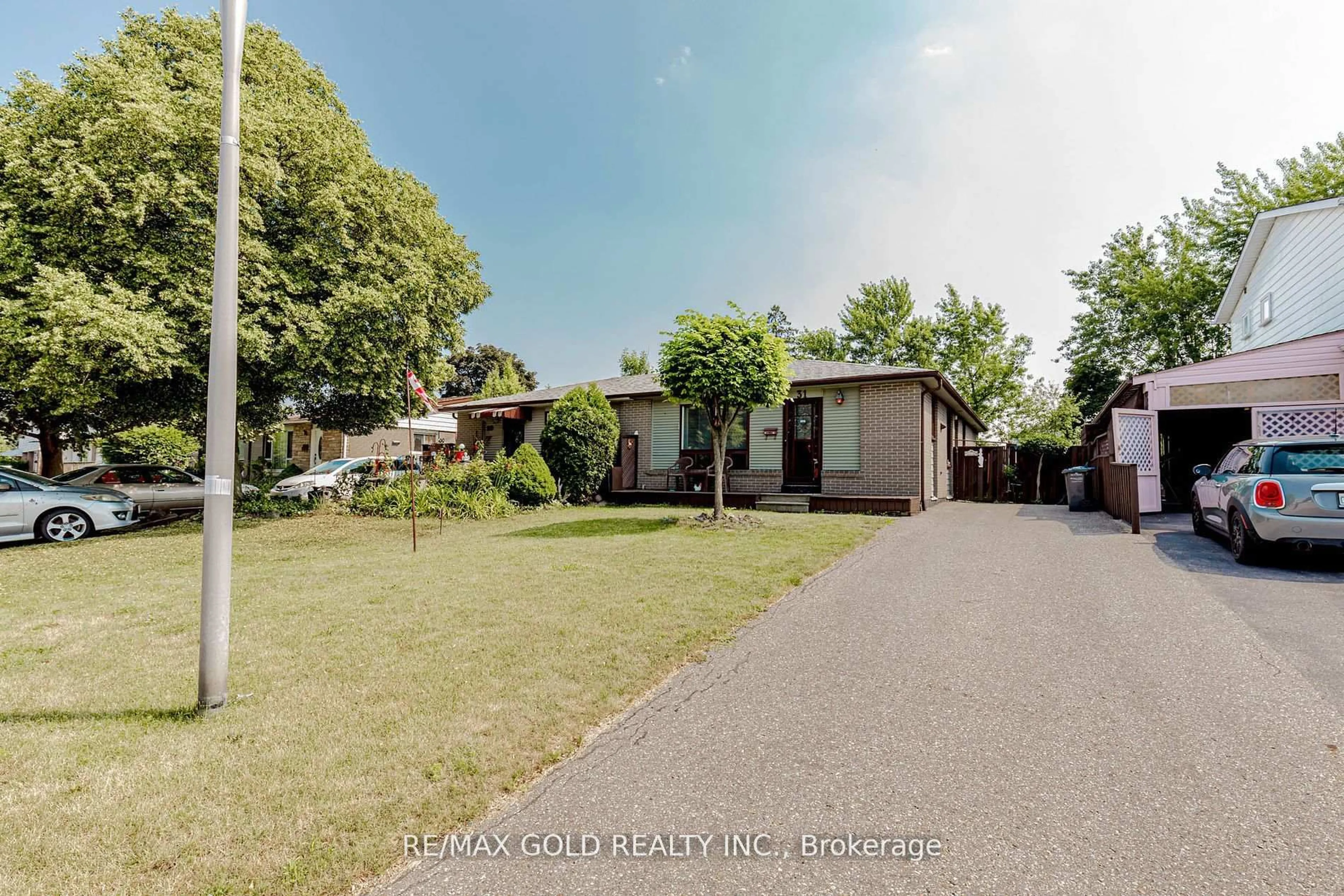 A pic from outside/outdoor area/front of a property/back of a property/a pic from drone, street for 31 Fallingdale Cres, Brampton Ontario L6T 3J5