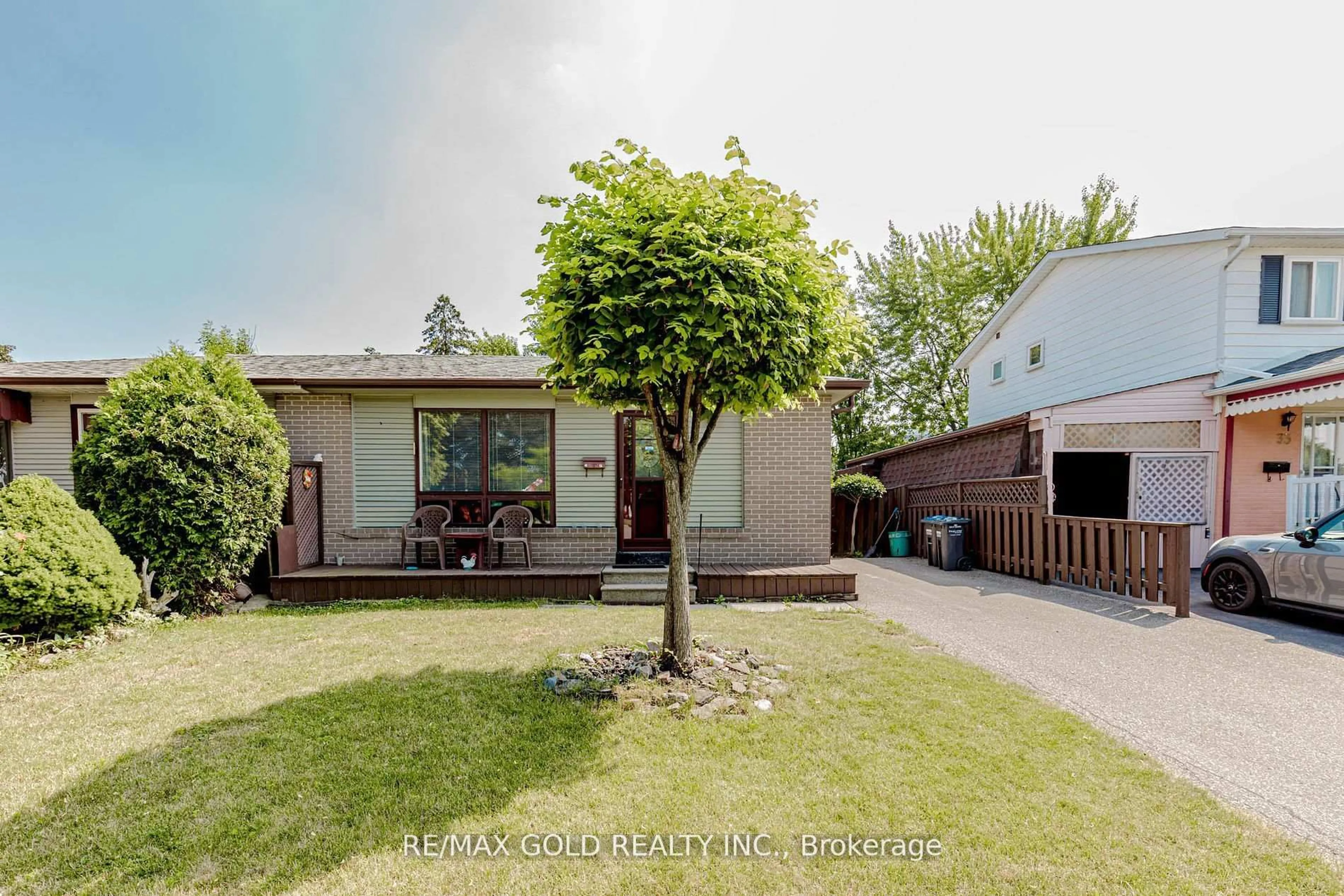 A pic from outside/outdoor area/front of a property/back of a property/a pic from drone, street for 31 Fallingdale Cres, Brampton Ontario L6T 3J5