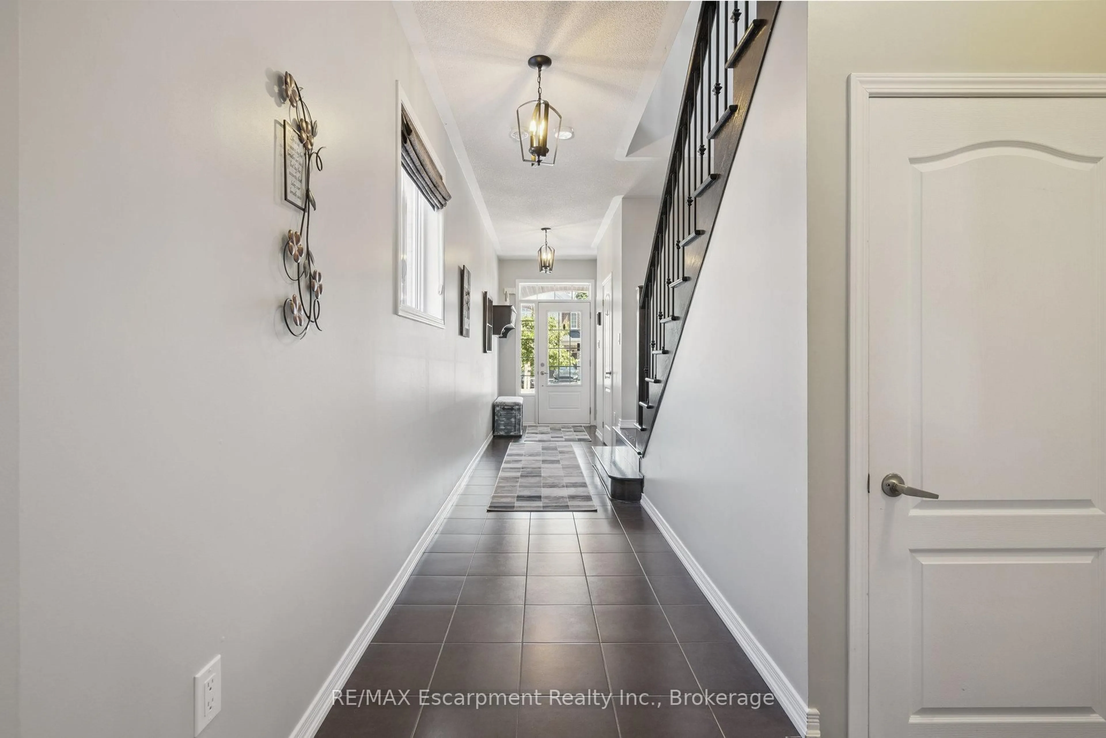 Indoor entryway for 20 Upper Canada Crt, Halton Hills Ontario L7G 0K9