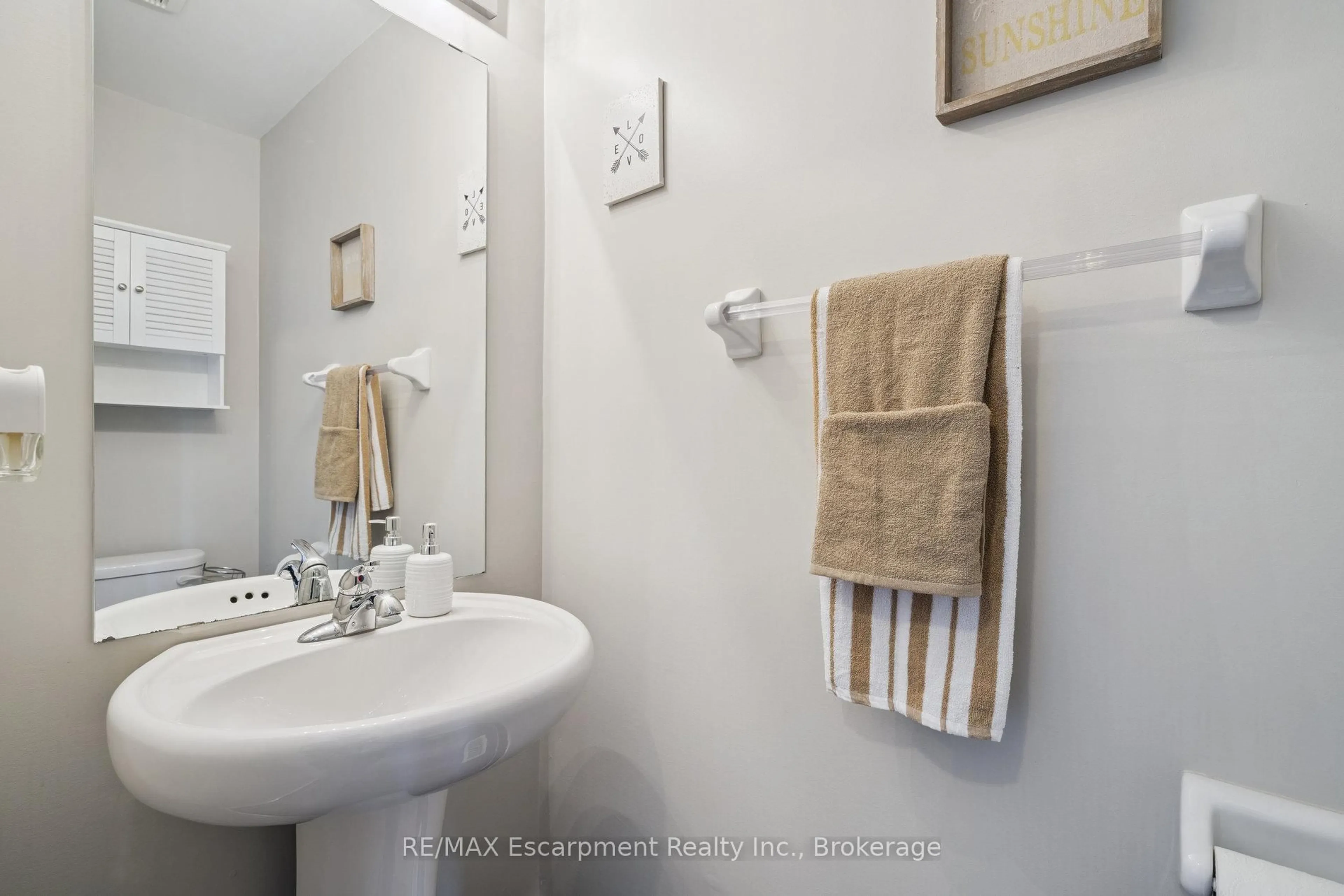 Standard bathroom, ceramic/tile floor for 20 Upper Canada Crt, Halton Hills Ontario L7G 0K9