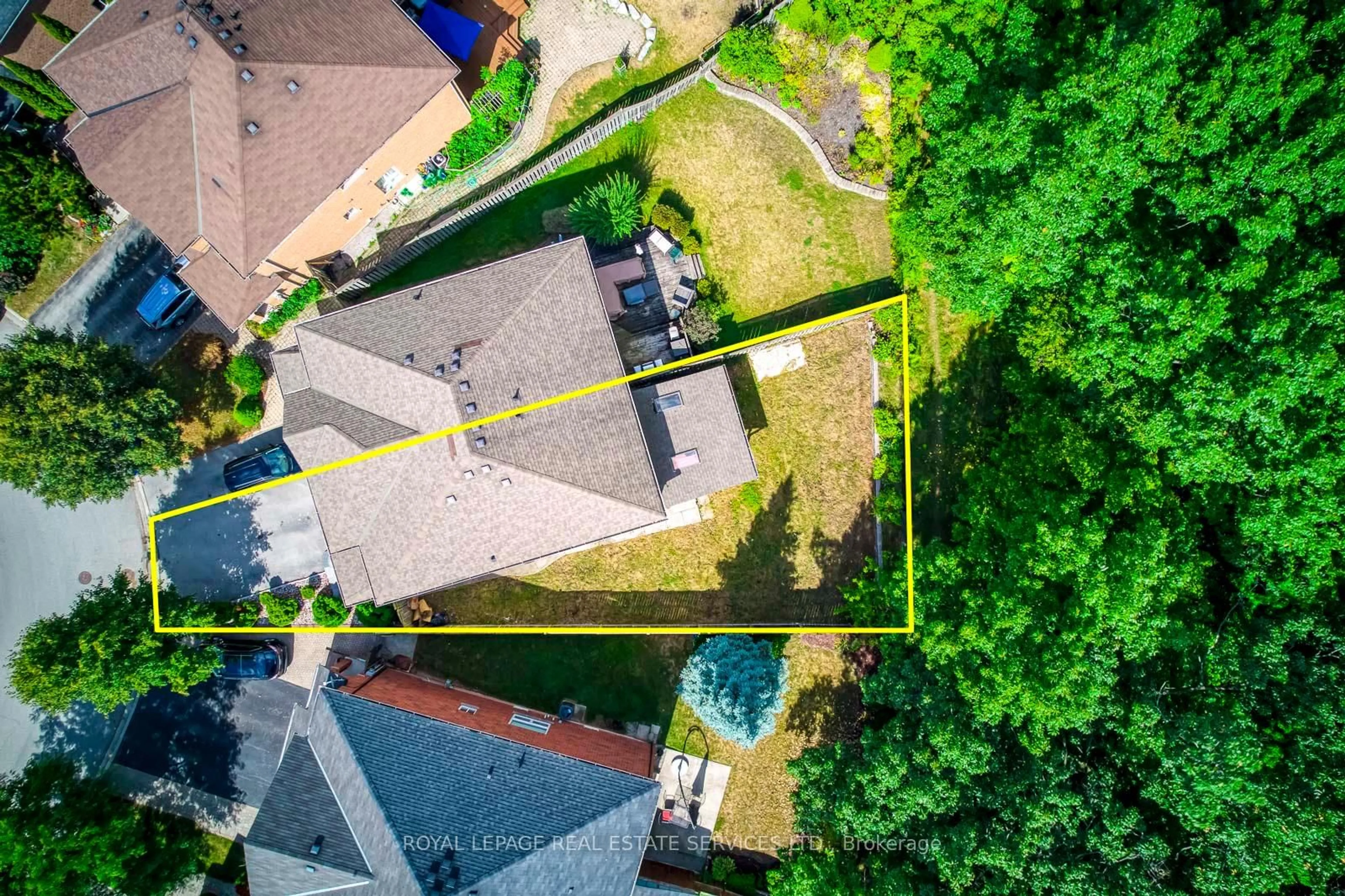 A pic from outside/outdoor area/front of a property/back of a property/a pic from drone, street for 5151 Falconcrest Dr, Burlington Ontario L7L 6K4